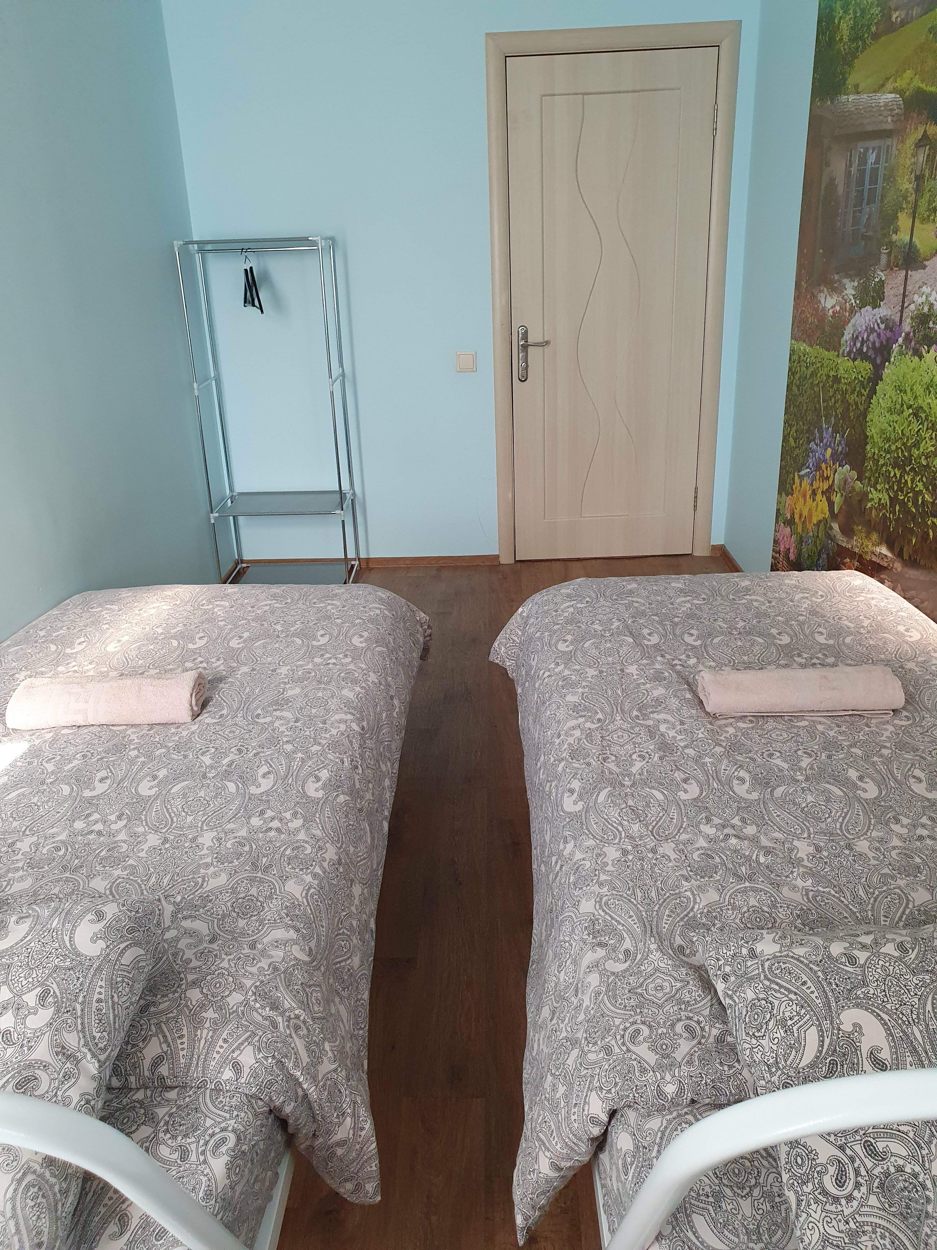 Двухместный номер с 2 отдельными кроватями и общей ванной комнатой