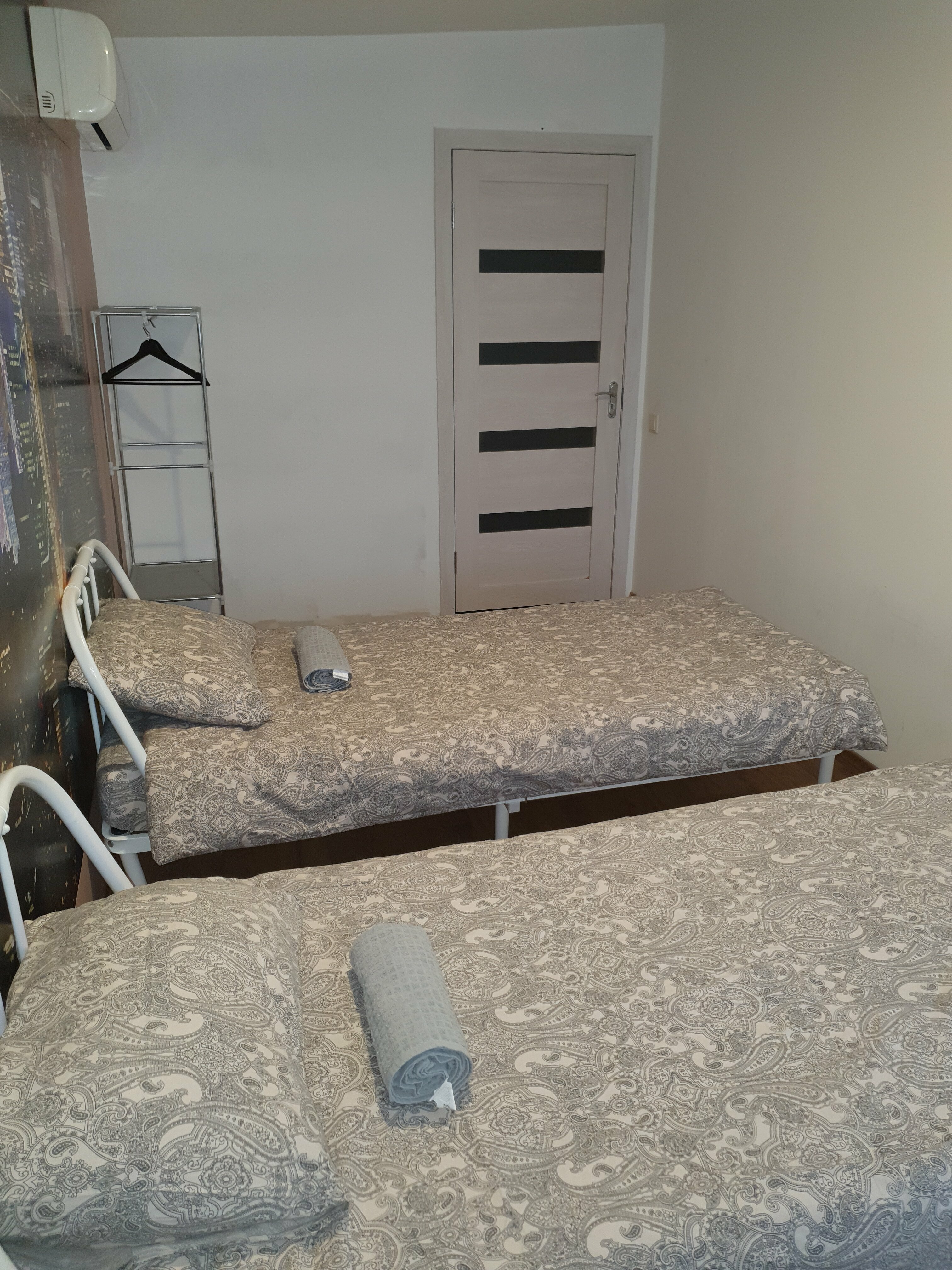 Стандартный двухместный номер с 2 отдельными кроватями и общей ванной комнатой