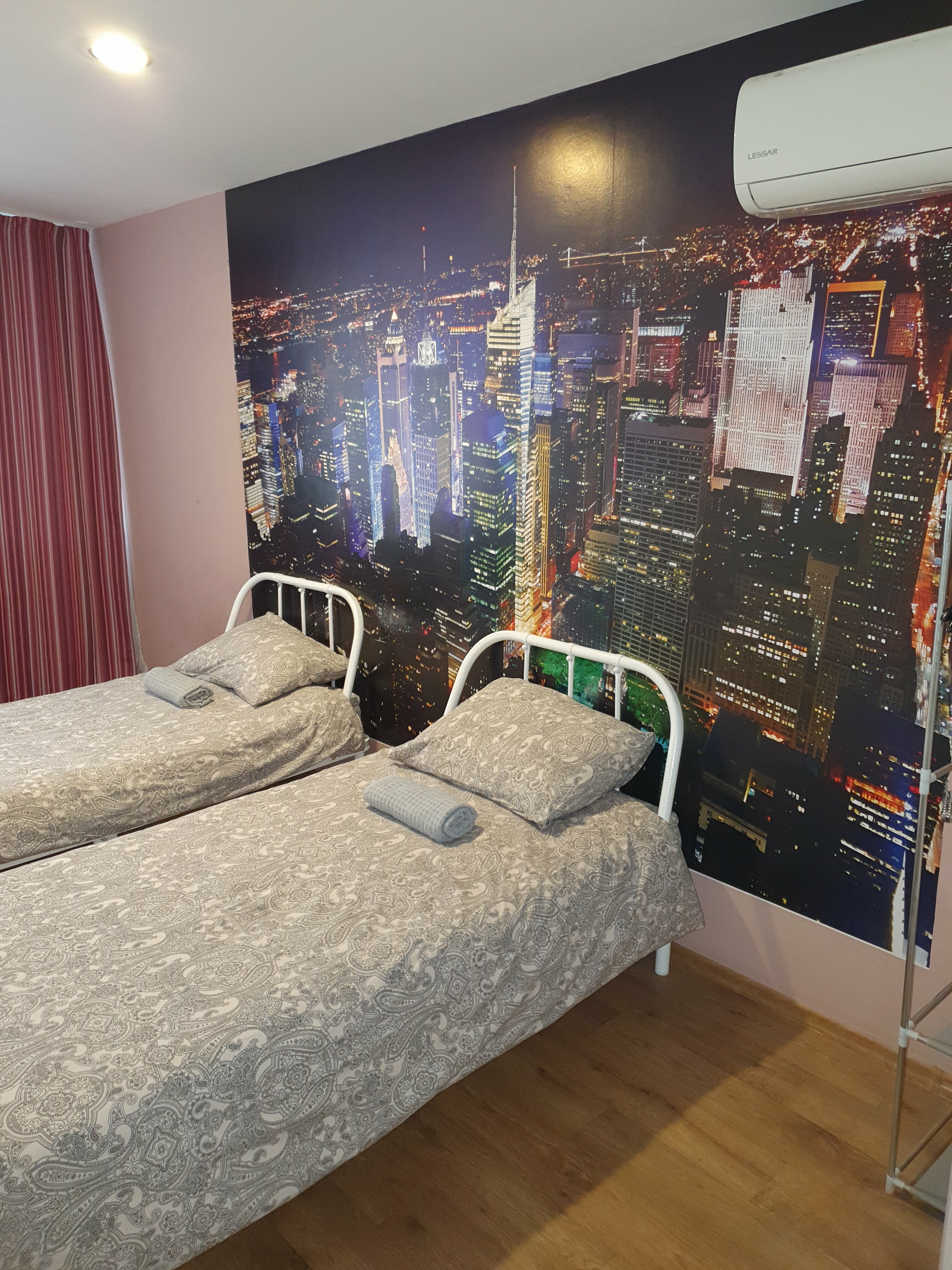 Стандартный двухместный номер с 2 отдельными кроватями и общей ванной комнатой