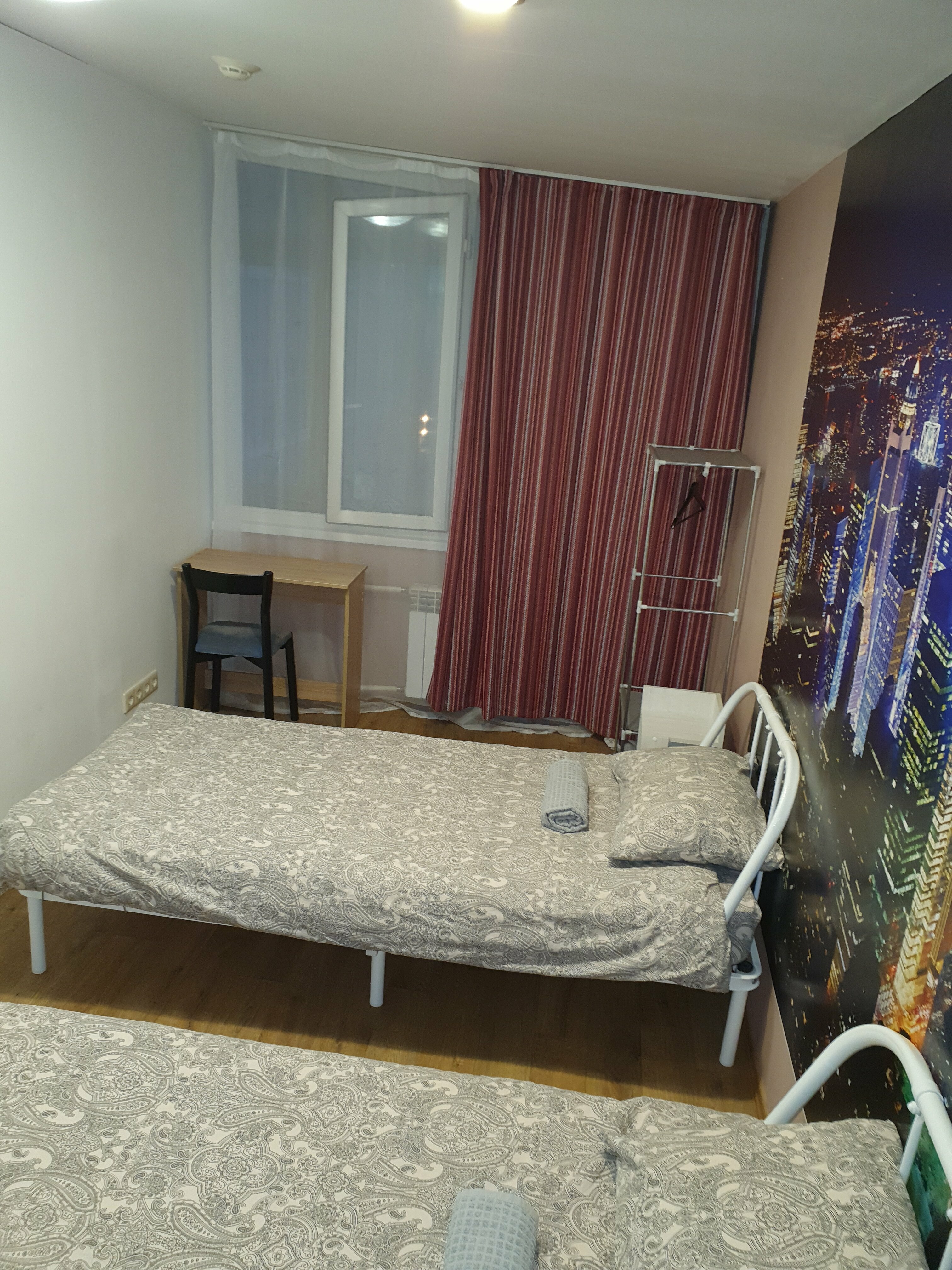 Стандартный двухместный номер с 2 отдельными кроватями и общей ванной комнатой