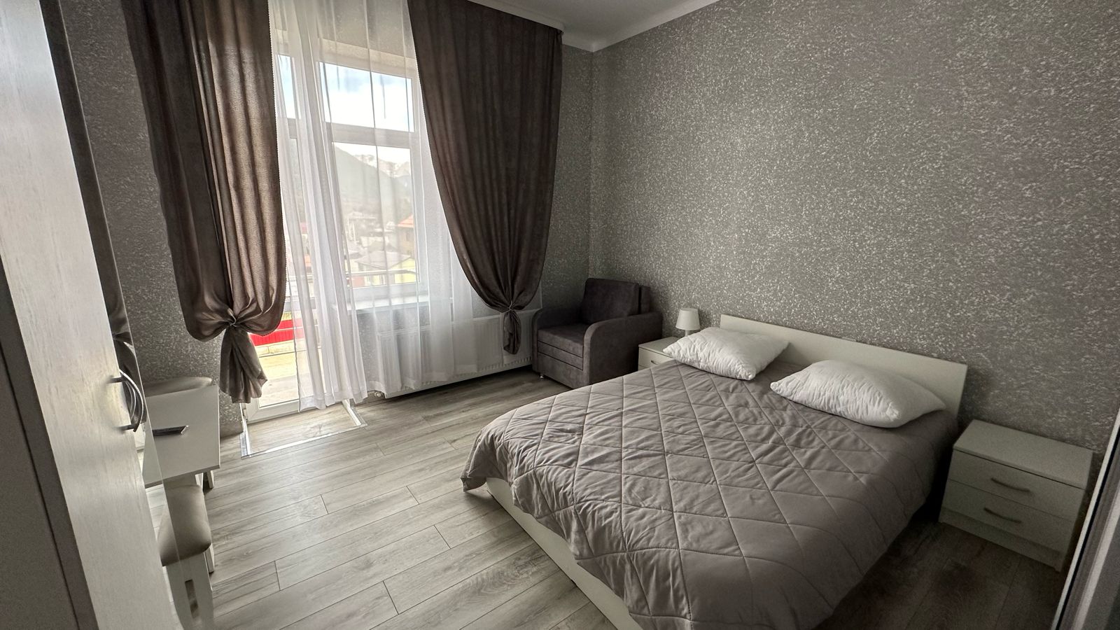 Трехместный номер с видом на горы