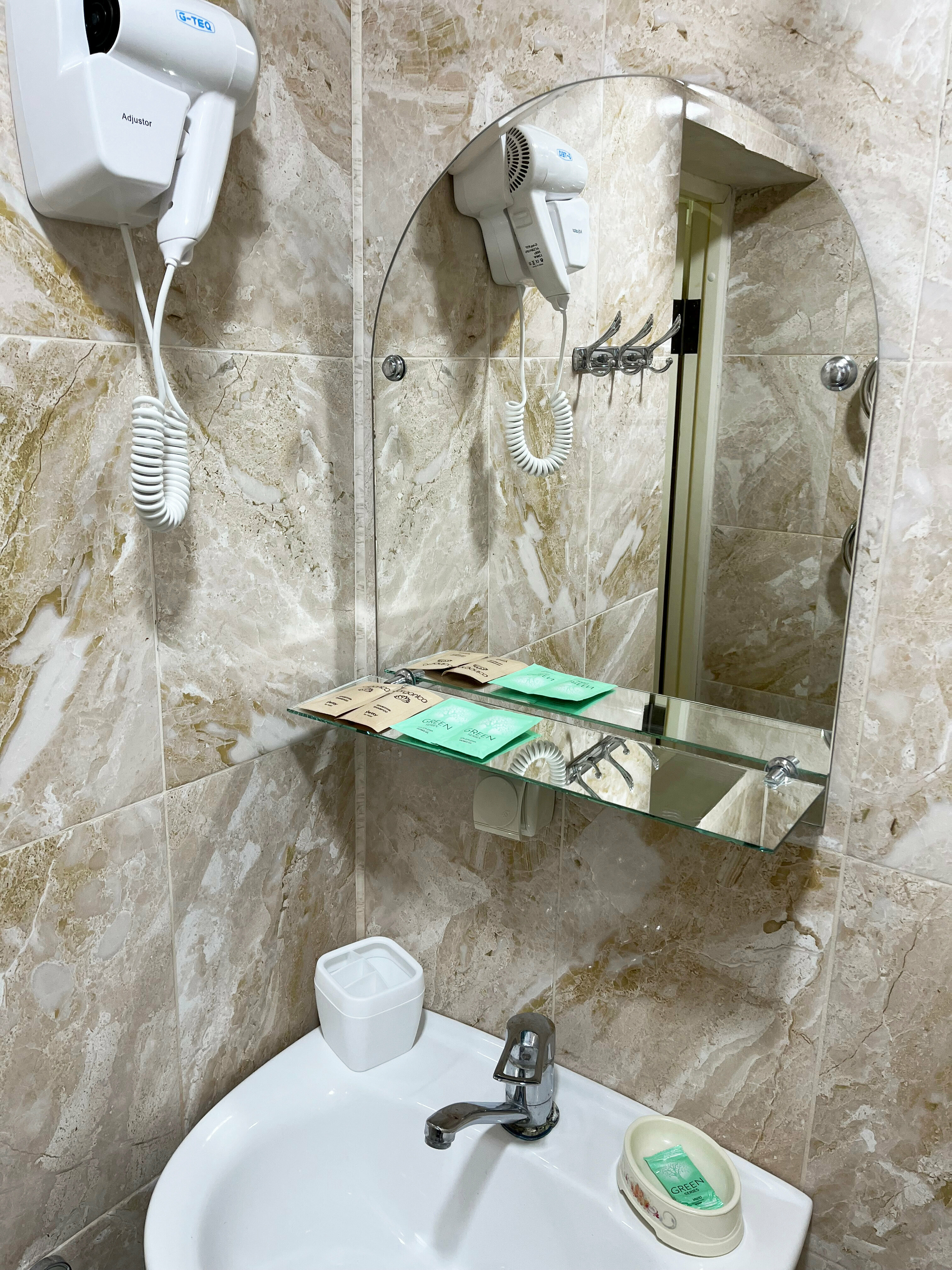 Двухместный номер с 2 отдельными кроватями (без окна)