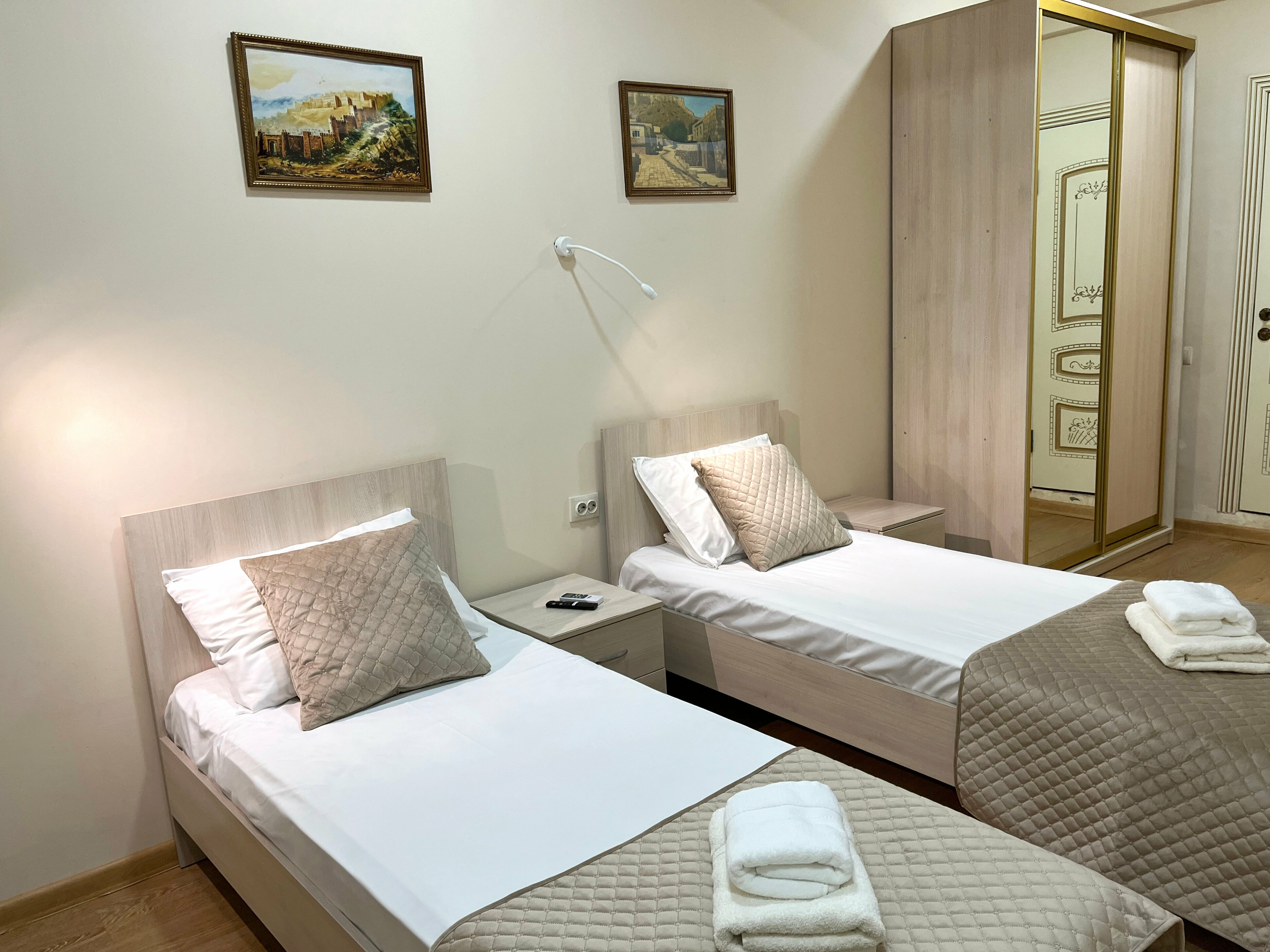 Двухместный номер с 2 отдельными кроватями (без окна)