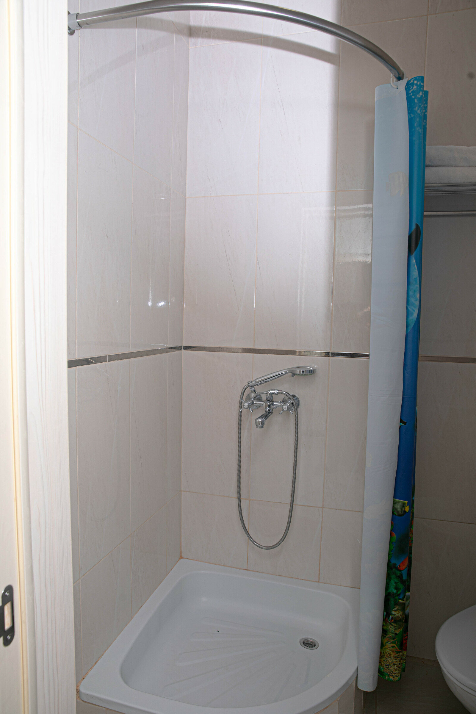 Небольшой двухместный номер с 2 отдельными кроватями