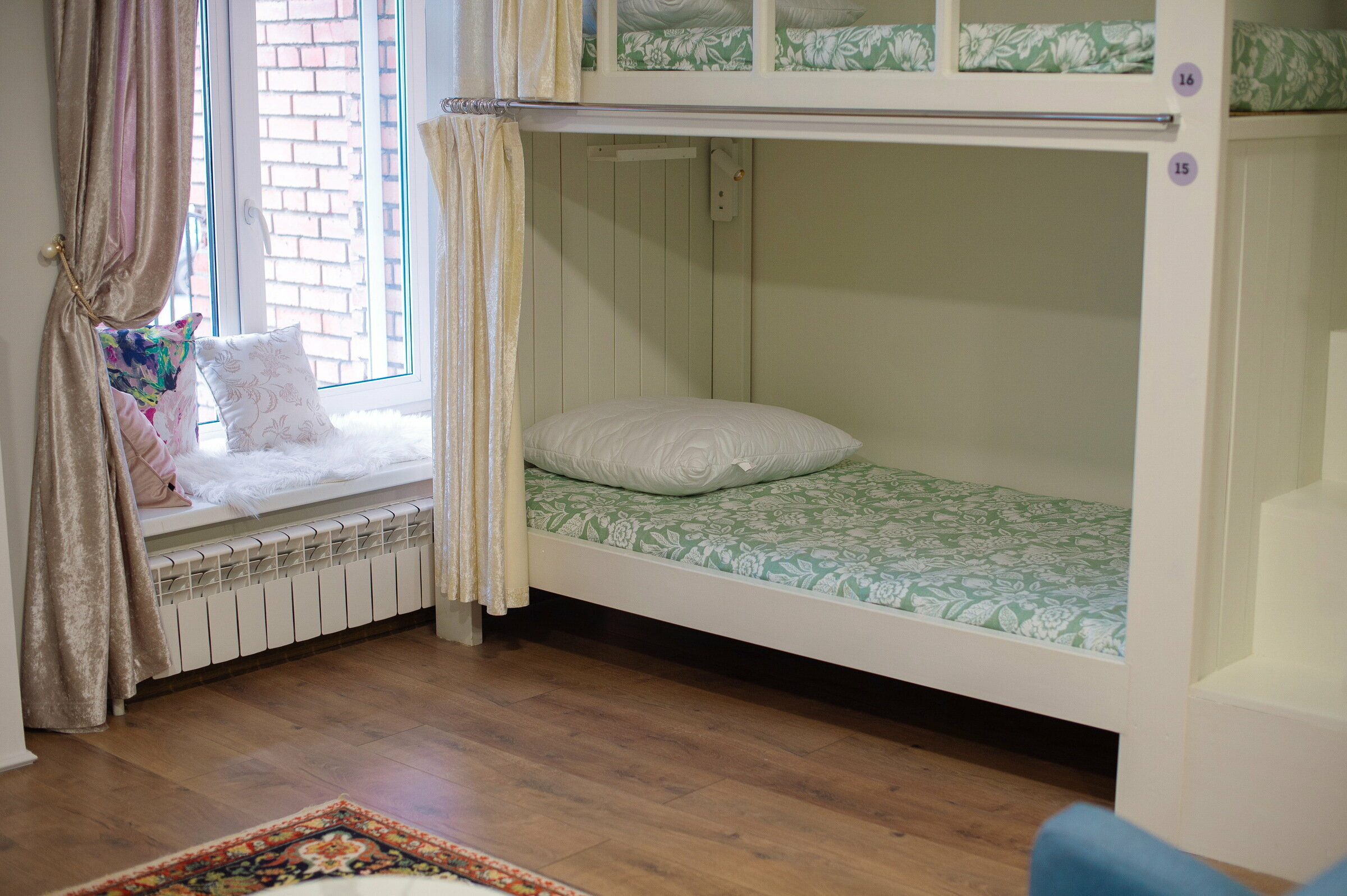 Спальное место на двухъярусной кровати в общем номере для женщин