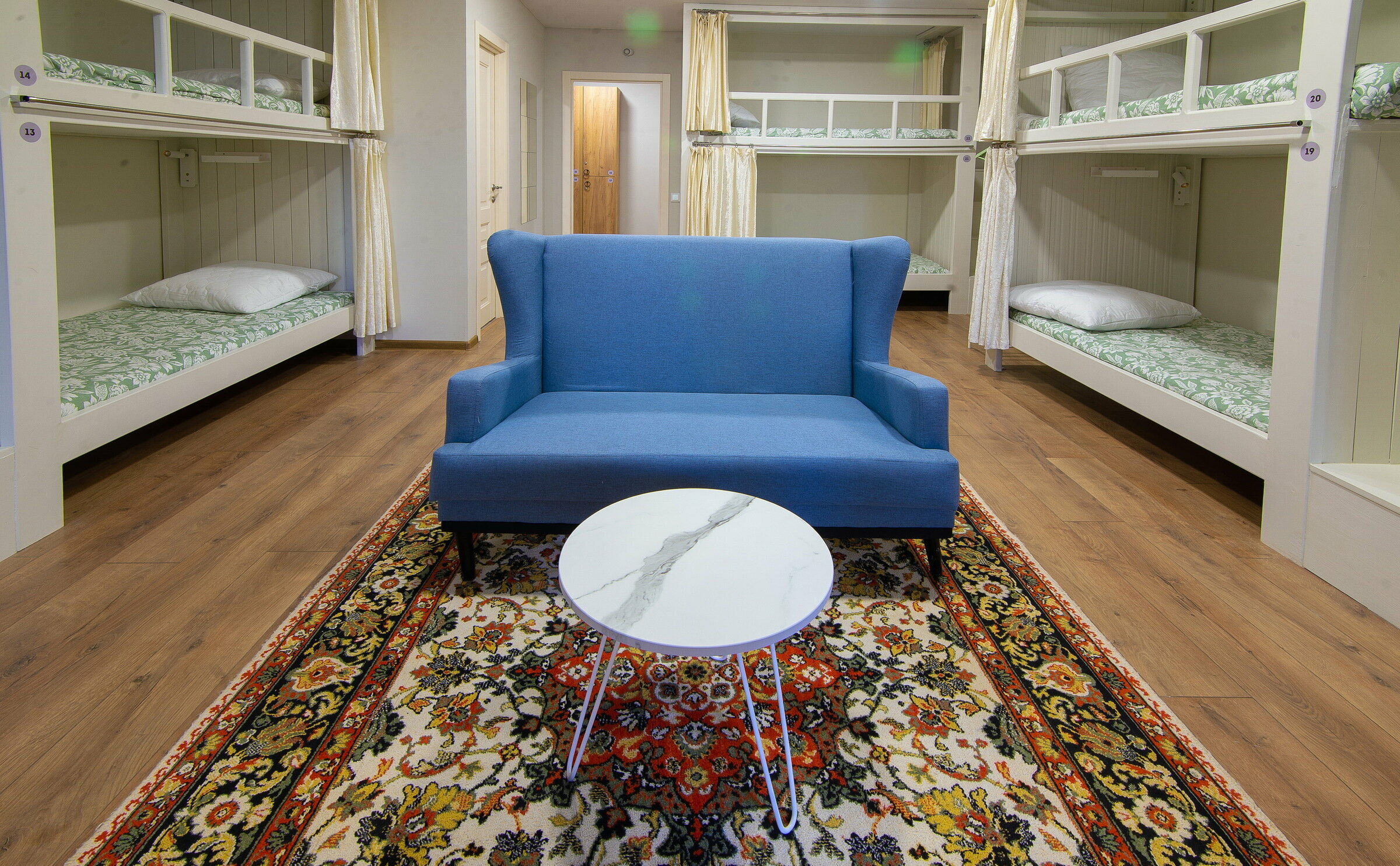 Спальное место на двухъярусной кровати в общем номере для женщин