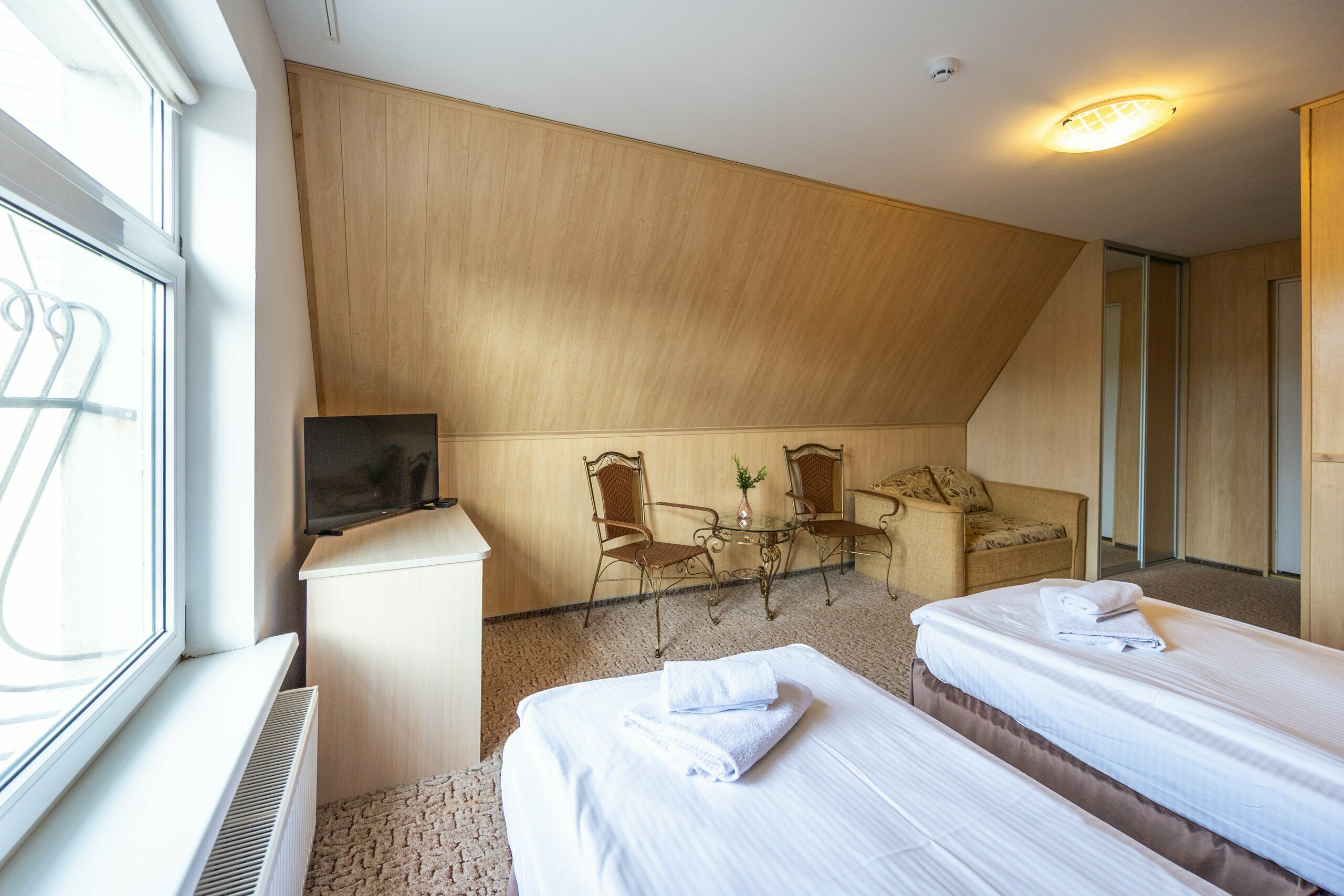 Улучшенное двухместное размещение +доп.место ( 2 отдельные кровати+диван)