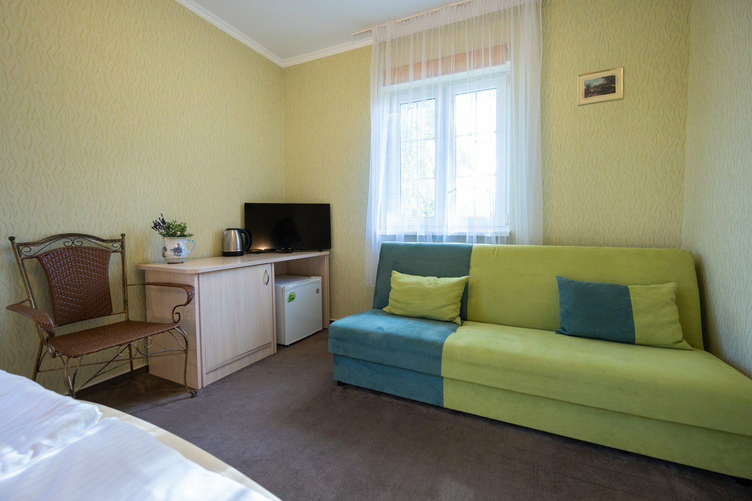 Улучшенное двухместное размещение +доп.место ( большая кровать+диван)