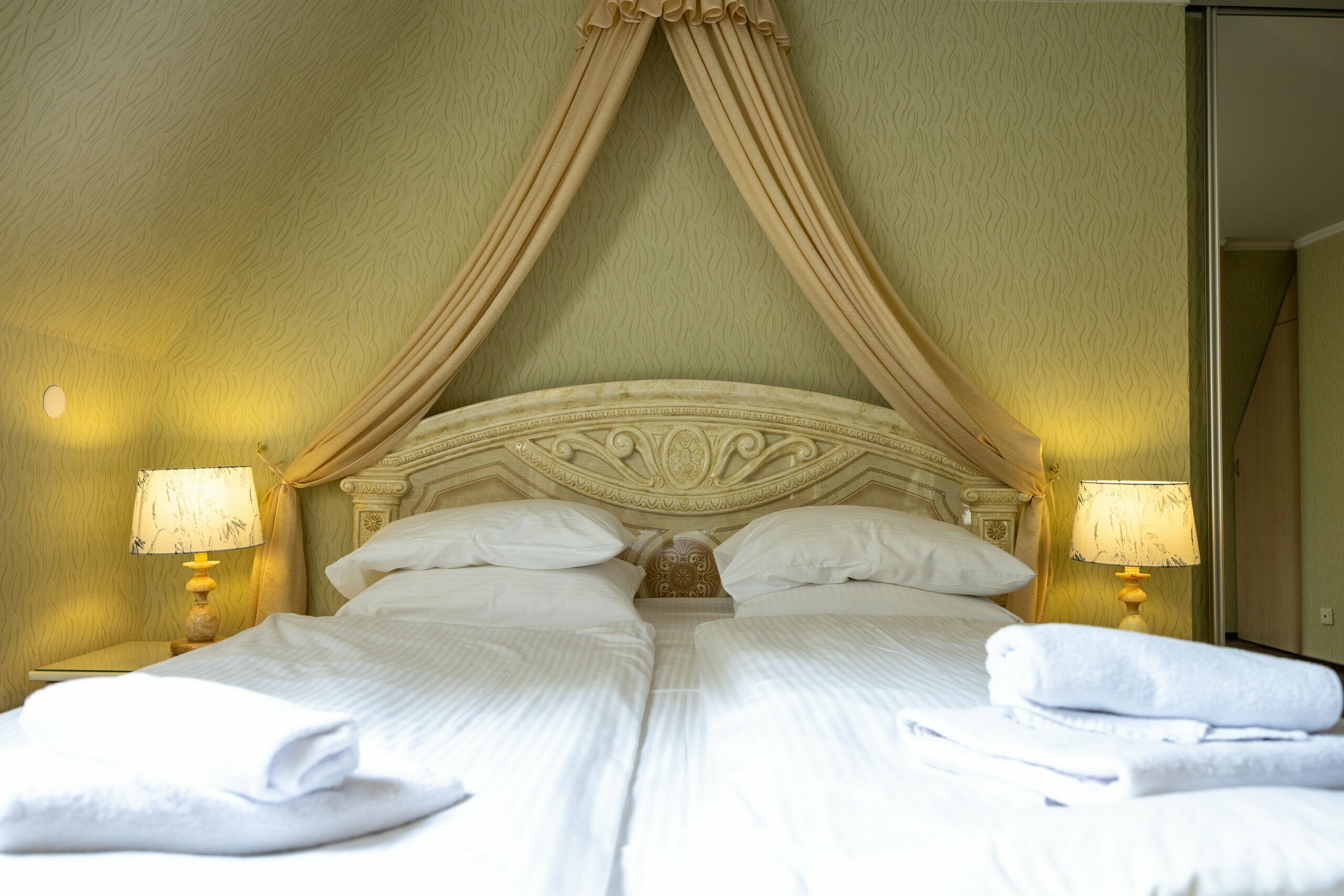 Семейное  двухместное размещение большая кровать+доп.место ( большая кровать+диван) Мансарда