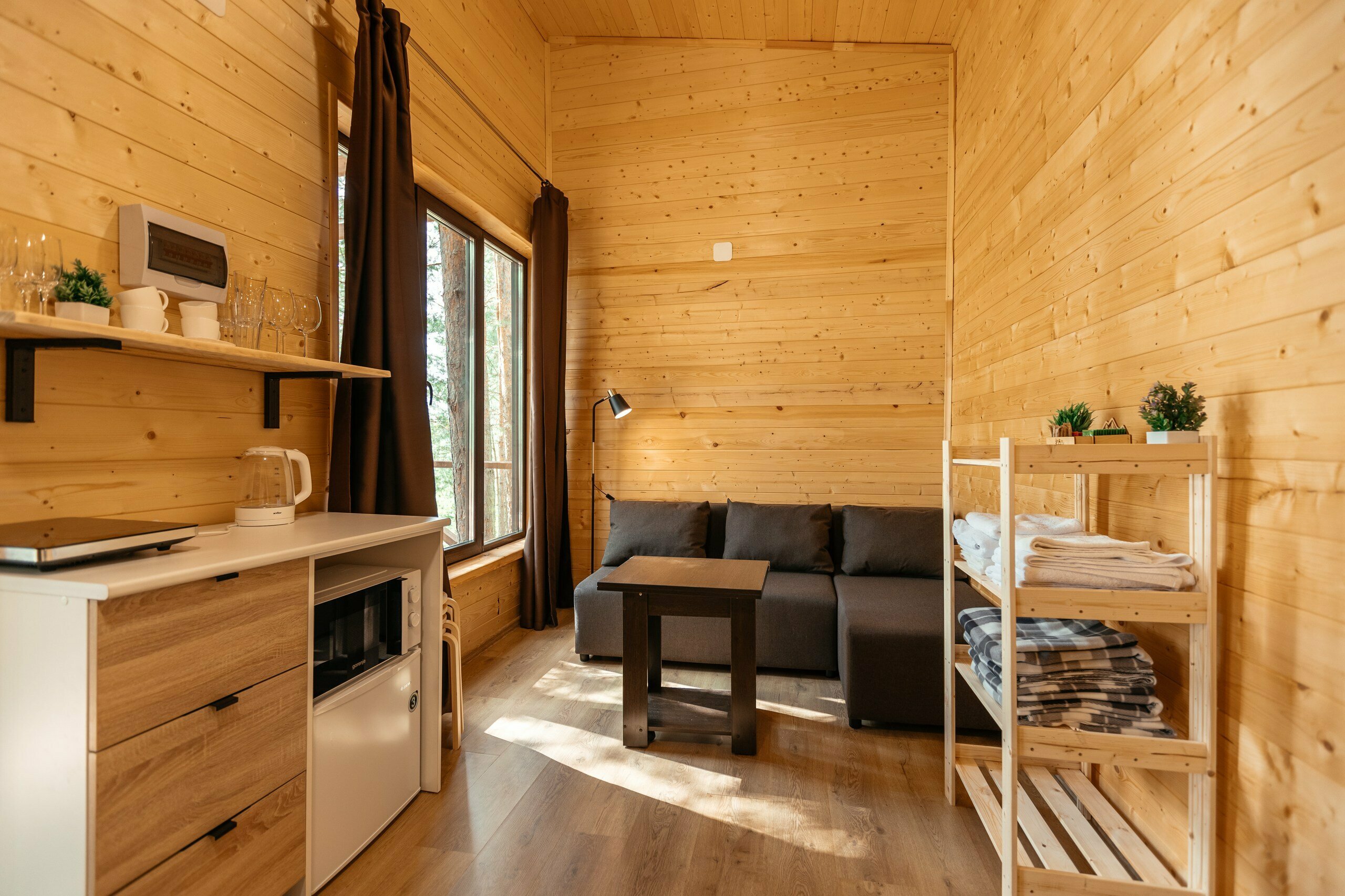 Домик 4 (четырехместный номер с видом на озеро)