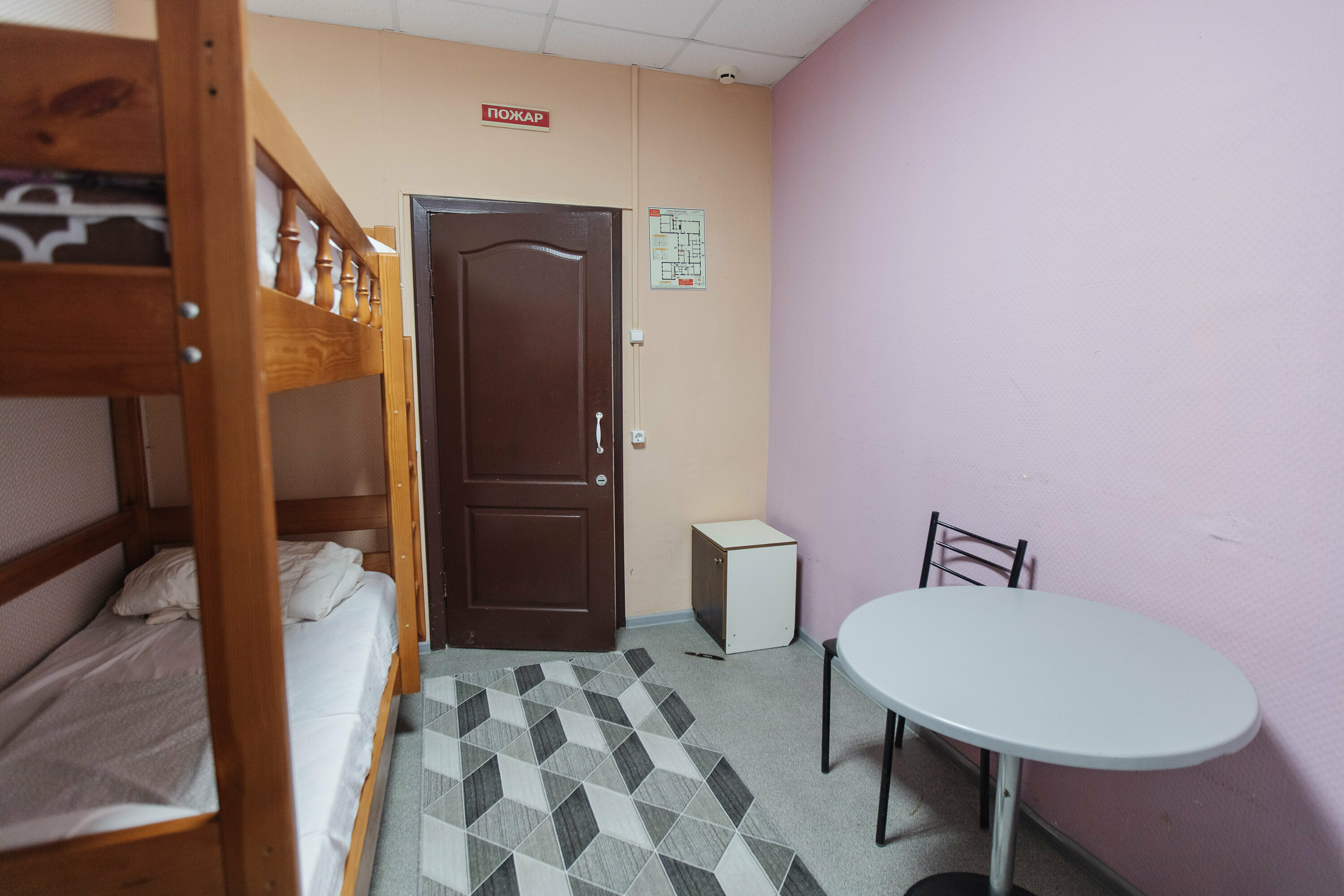 Спальное место на двухъярусной кровати в общем номере для женщин
