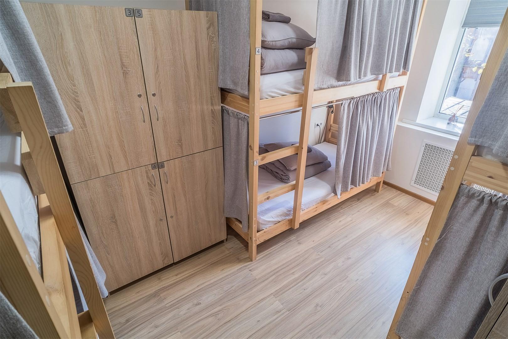 Кровать в общем номере для мужчин