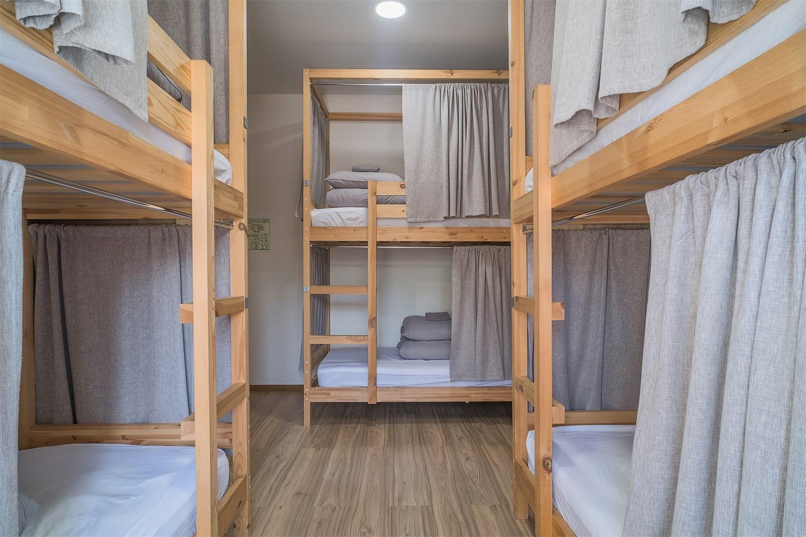 Кровать в общем номере для мужчин