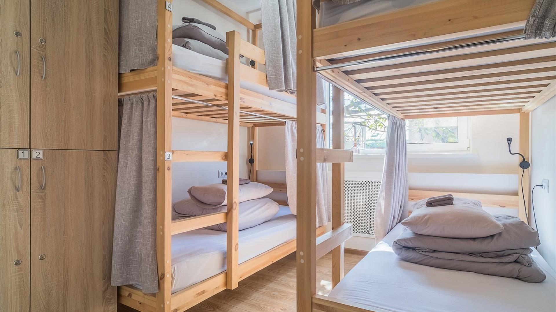 Кровать в общем номере для женщин с 4 кроватями