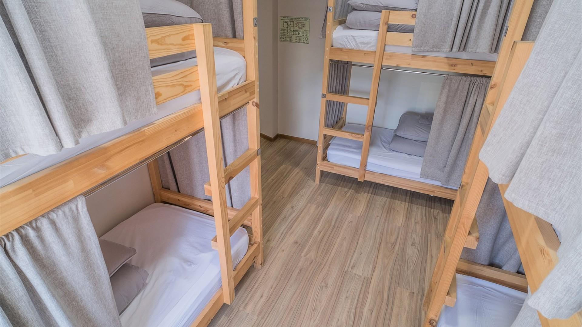 Кровать в общем 6-местном номере для женщин