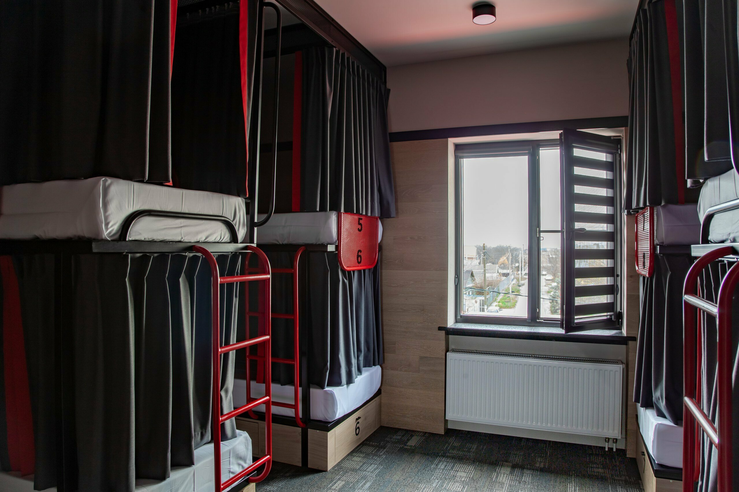 Односпальная кровать в общем номере