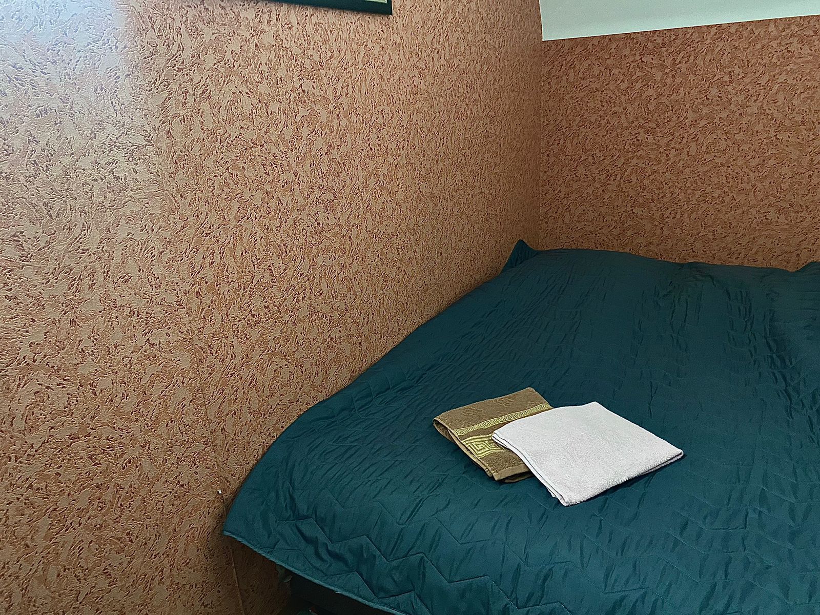 Мини-комната с двуспальной кроватью (цокольный этаж) без окна