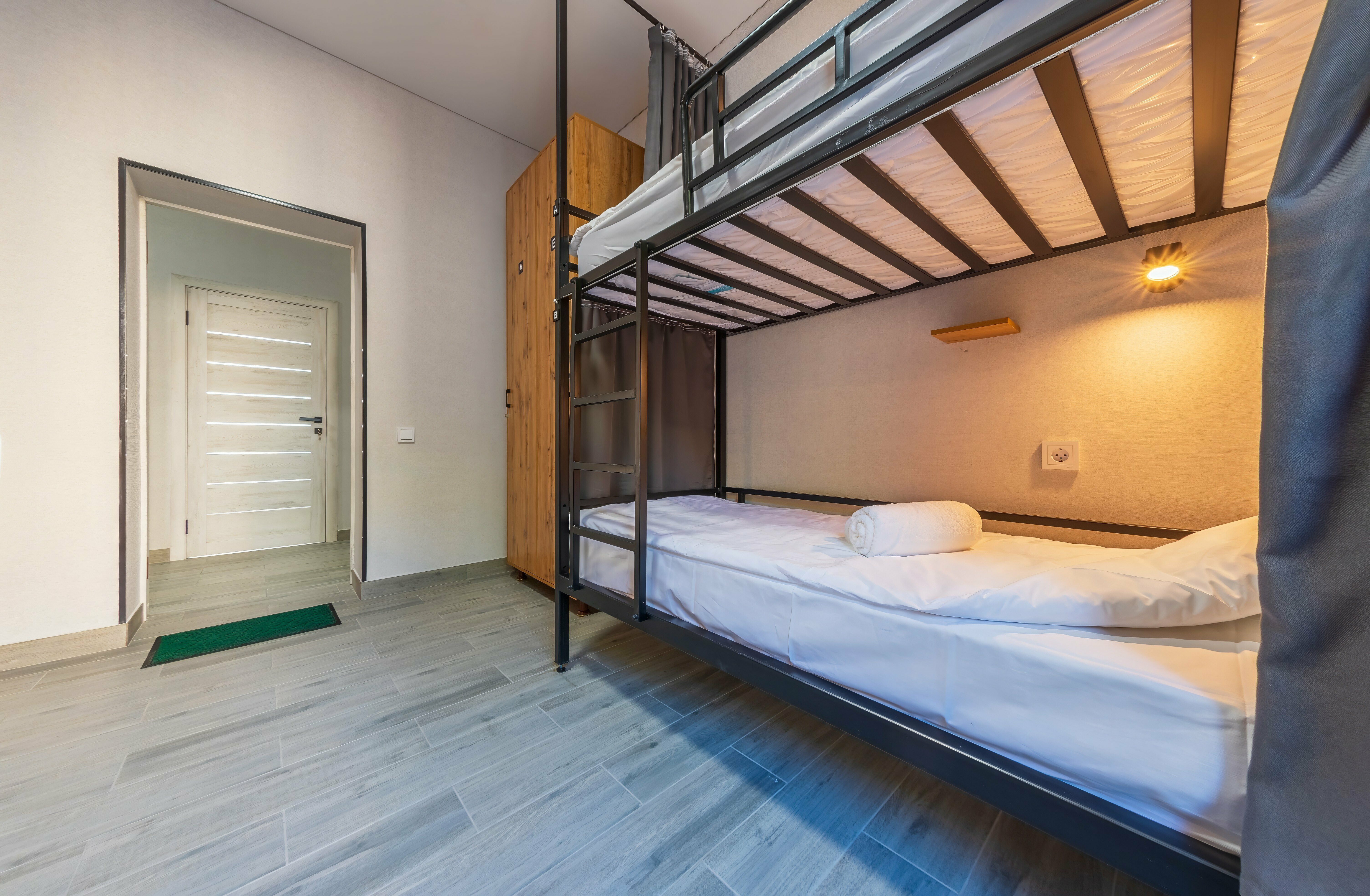 Кровать в общем номере для мужчин с 4 кроватями