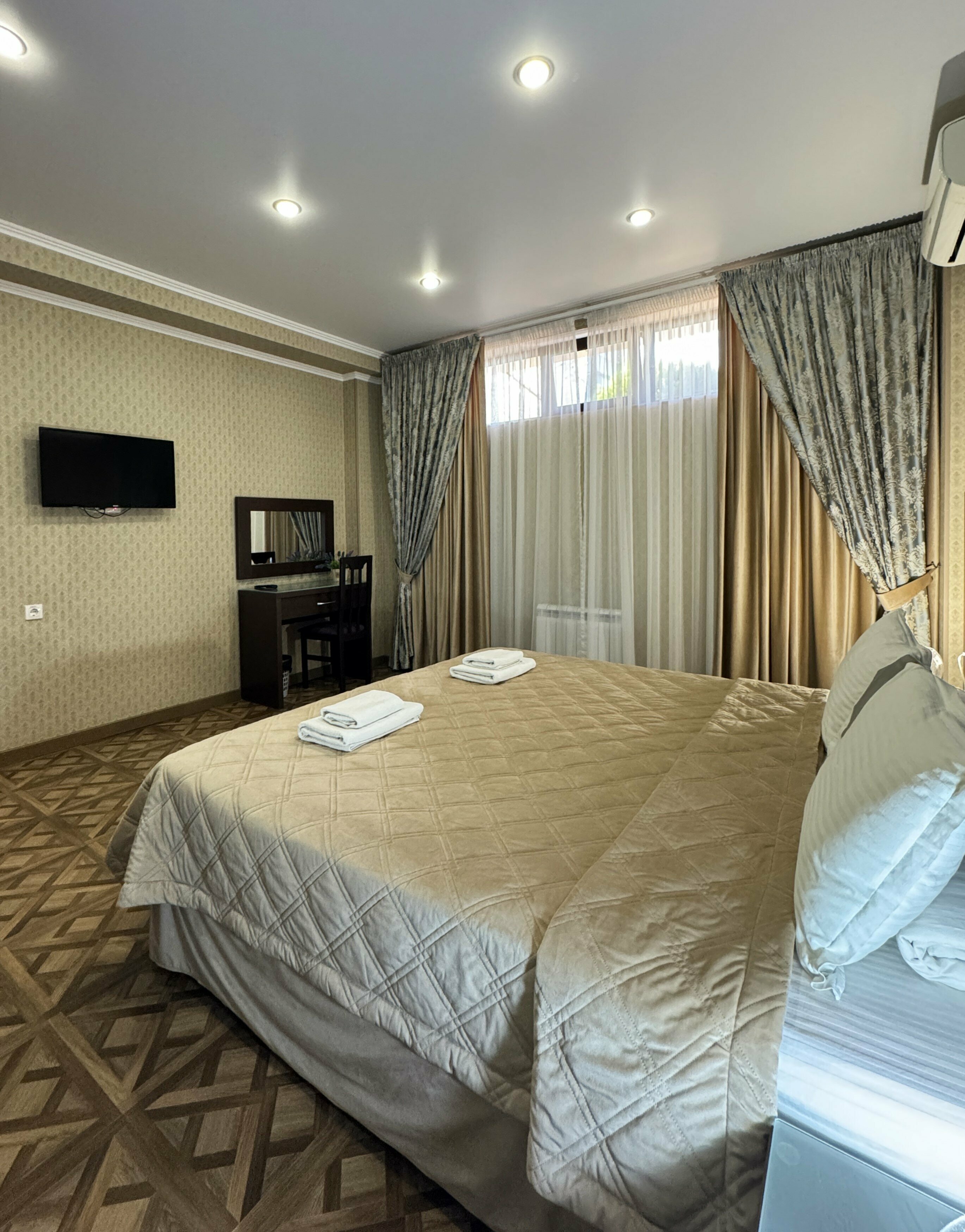 Двухкомнатный семейный номер deluxe (цокольный этаж)