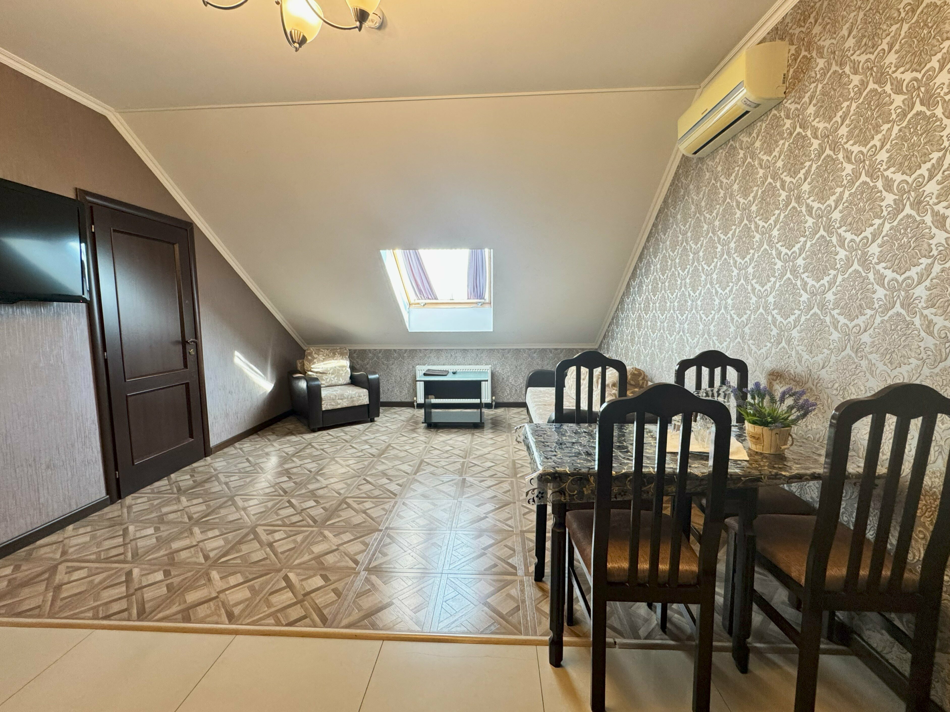 Двухкомнатные апартаменты с кухней (мансардный 4 этаж)