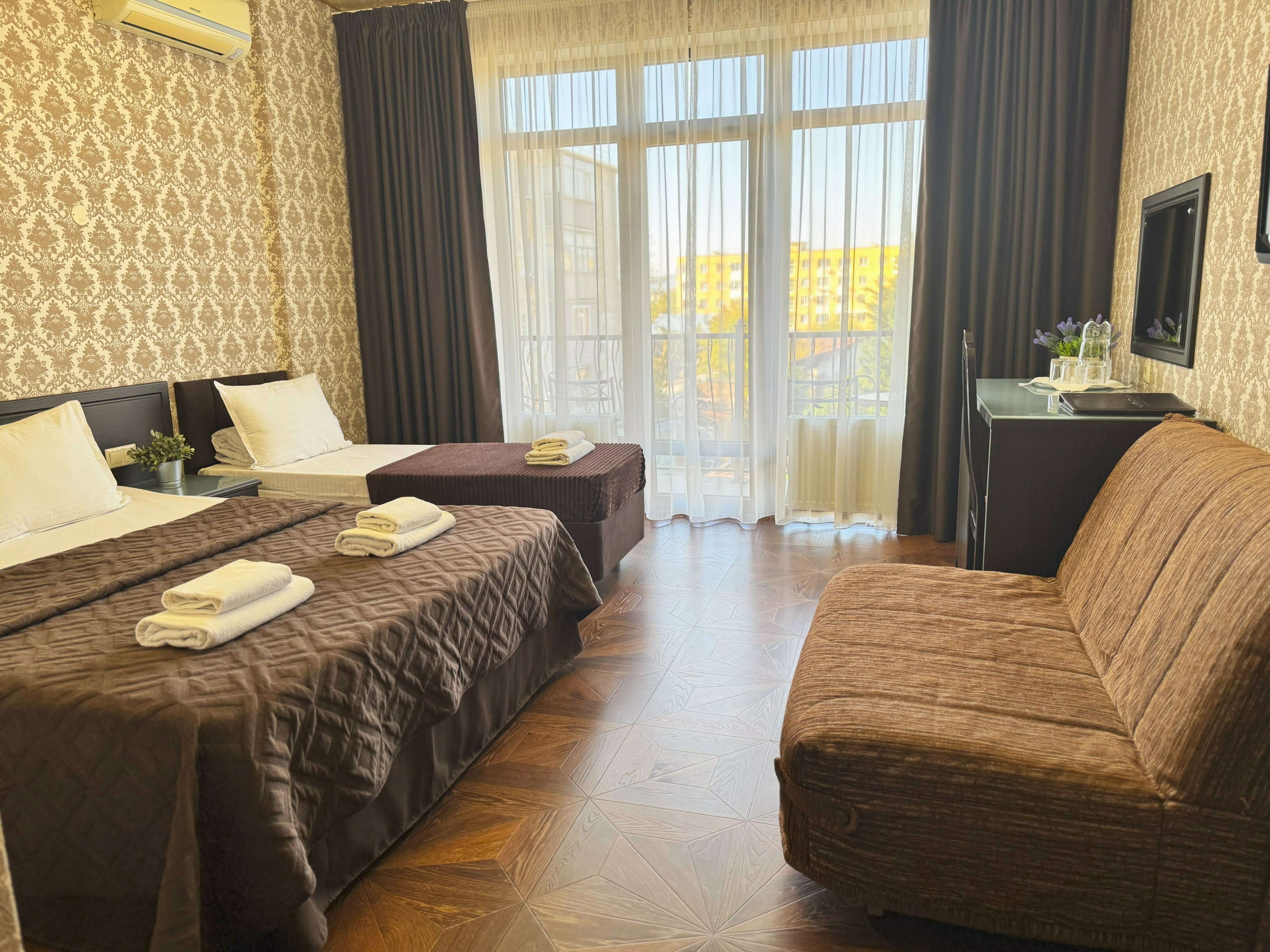 Deluxe трехместный с балконом, вид на бассейн, с доп местом