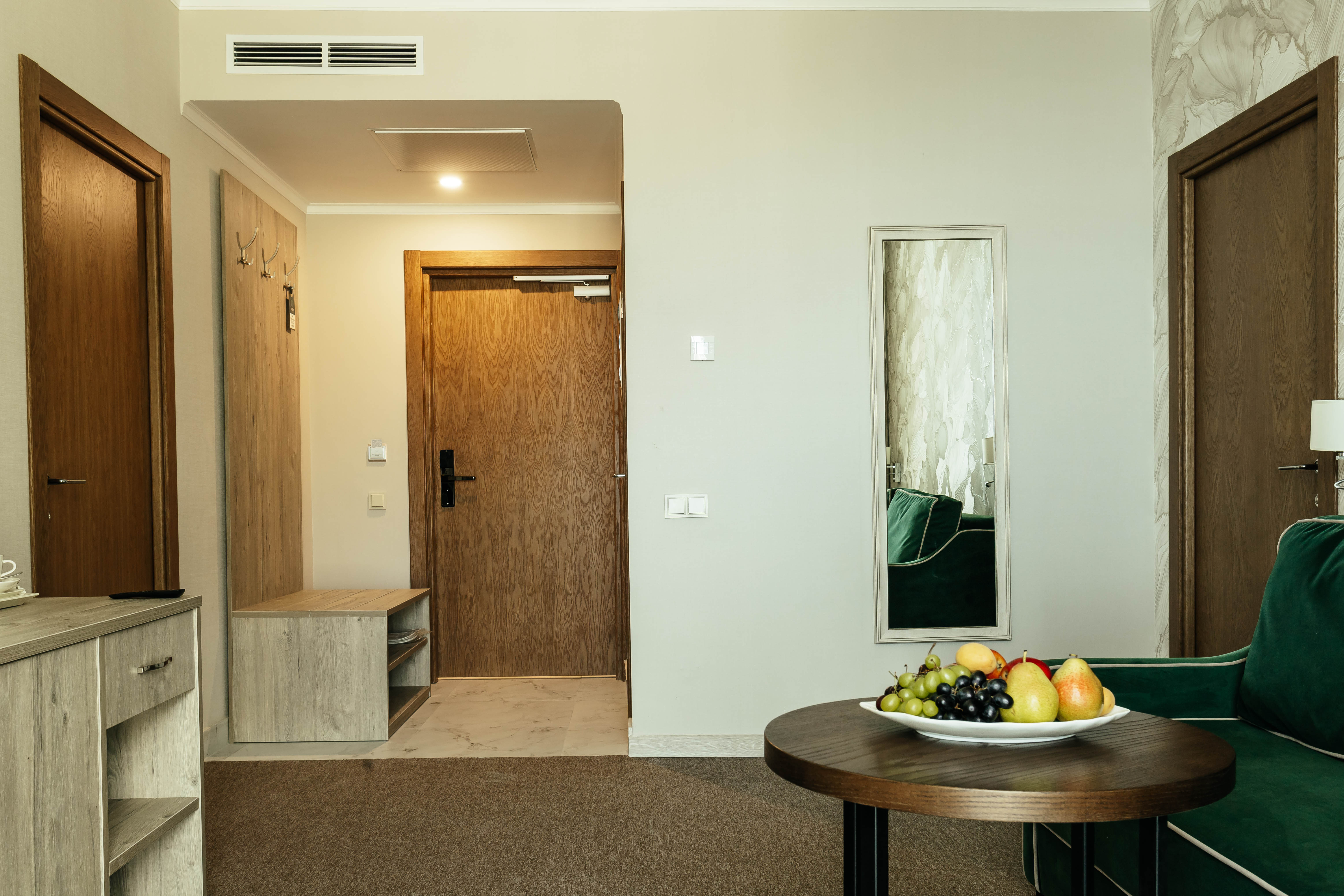 Апартаменты трехкомнатные с балконом боковой вид на море. Третий корпус 4*