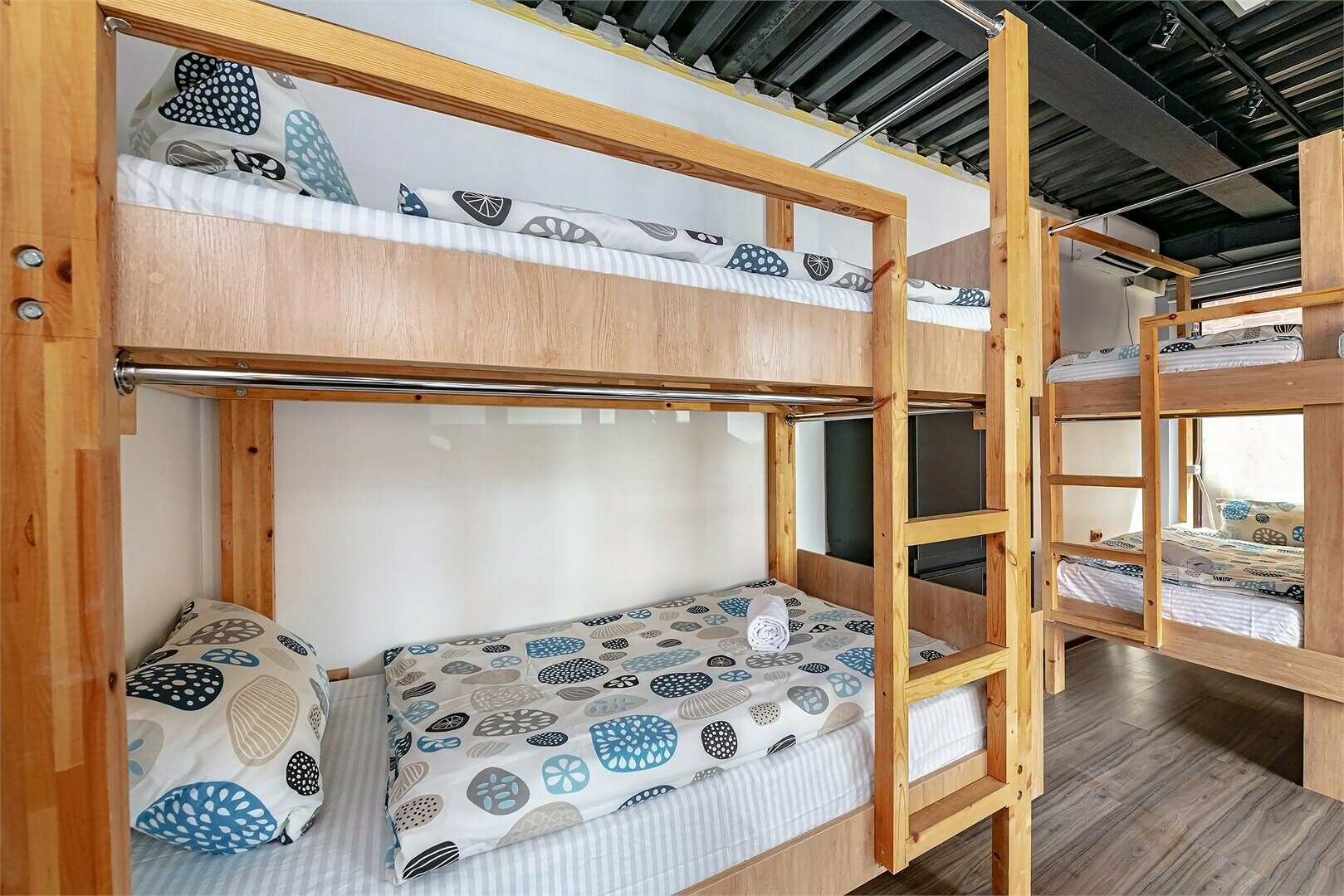 Спальное место на двухъярусной кровати в общем номере для мужчин