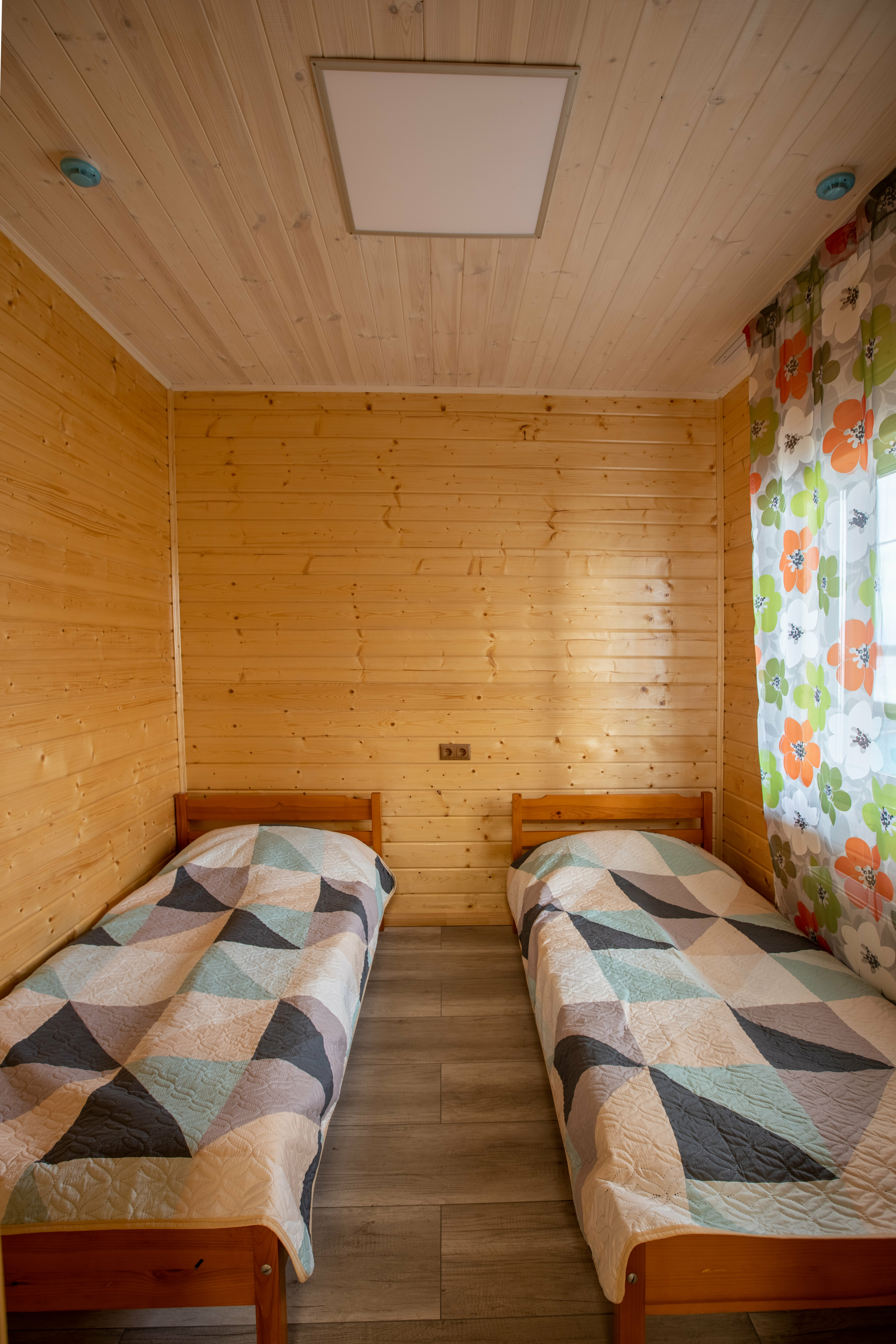 Двухместный номер с 2 отдельными кроватями и общей ванной комнатой