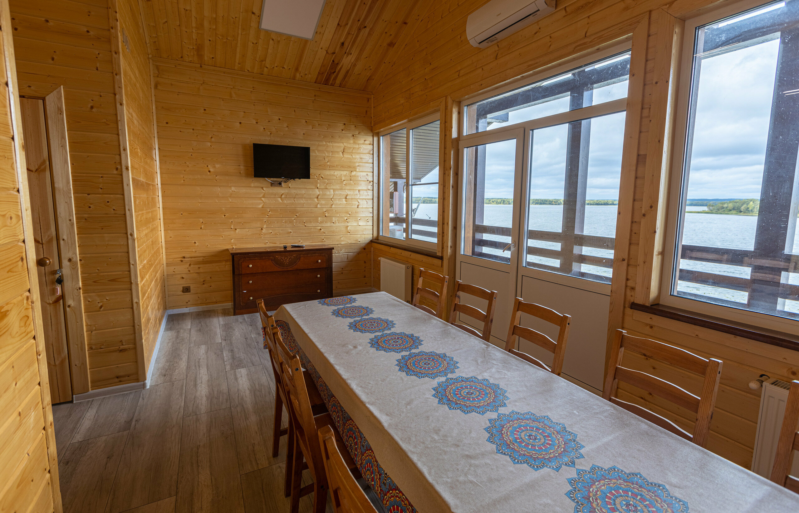 Двухместный номер с 2 отдельными кроватями и общей ванной комнатой