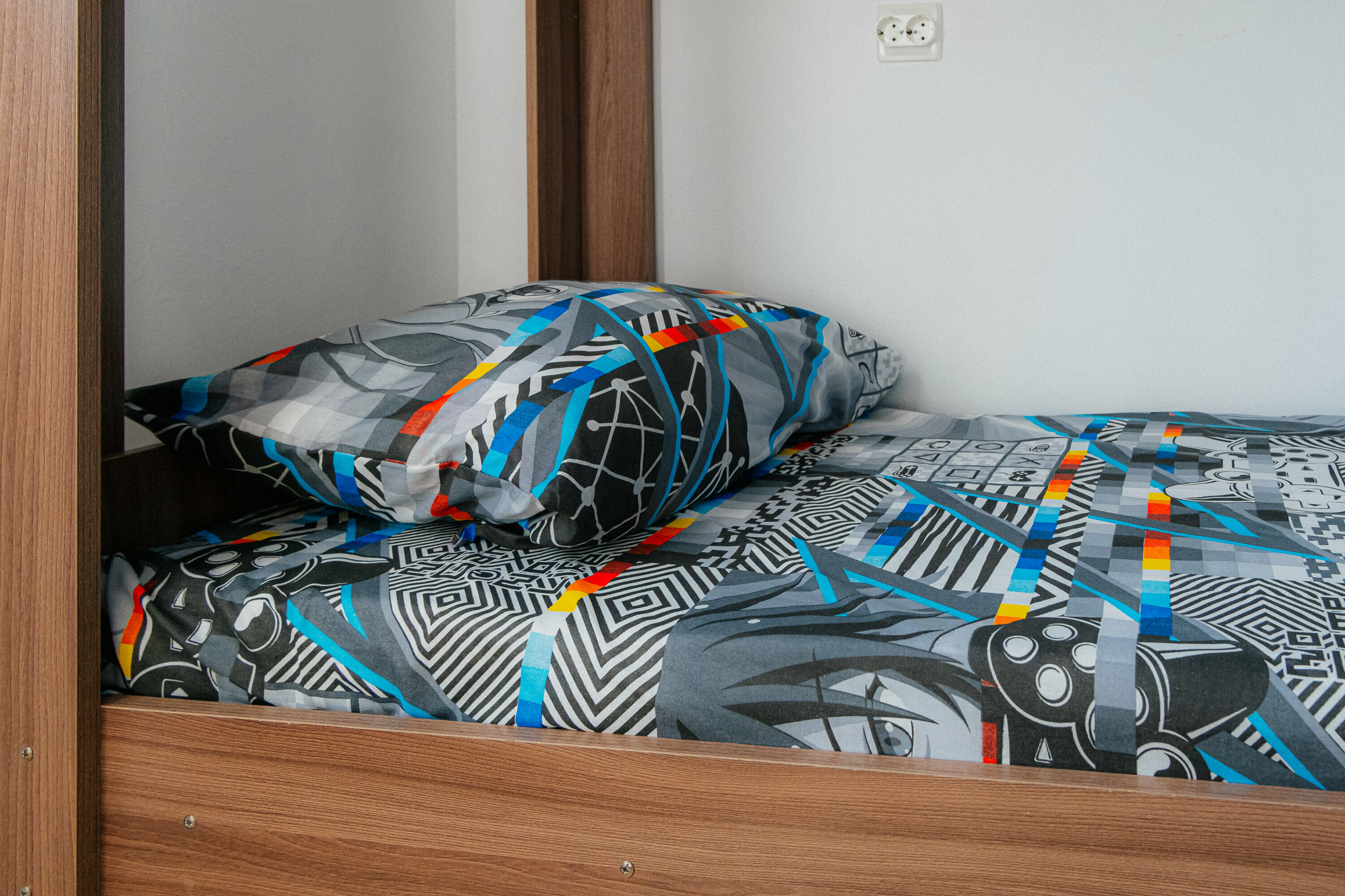 Спальное место на двухъярусной кровати в общем номере для мужчин и женщин