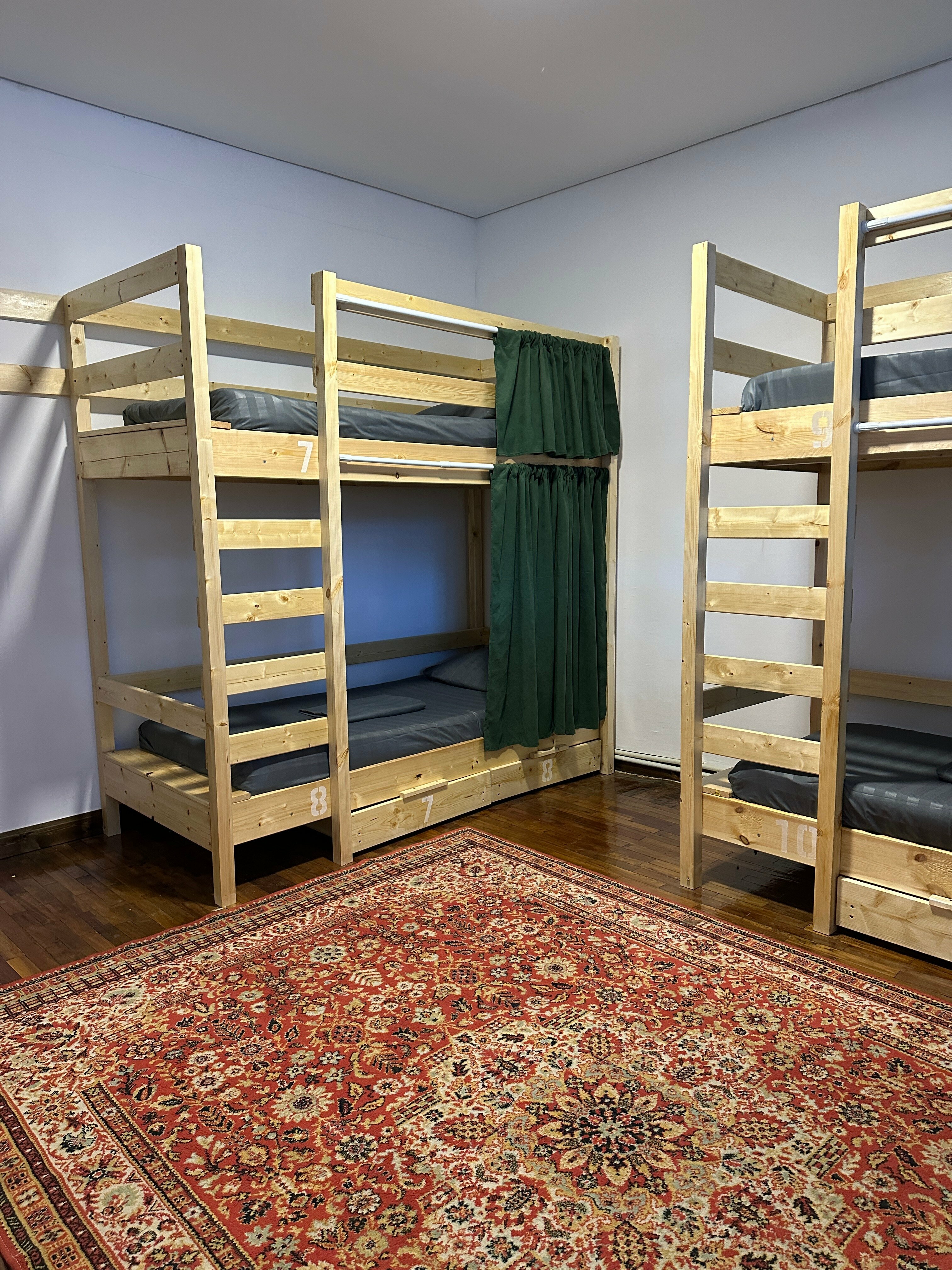 Кровать в общем номере для мужчин с 4 кроватями