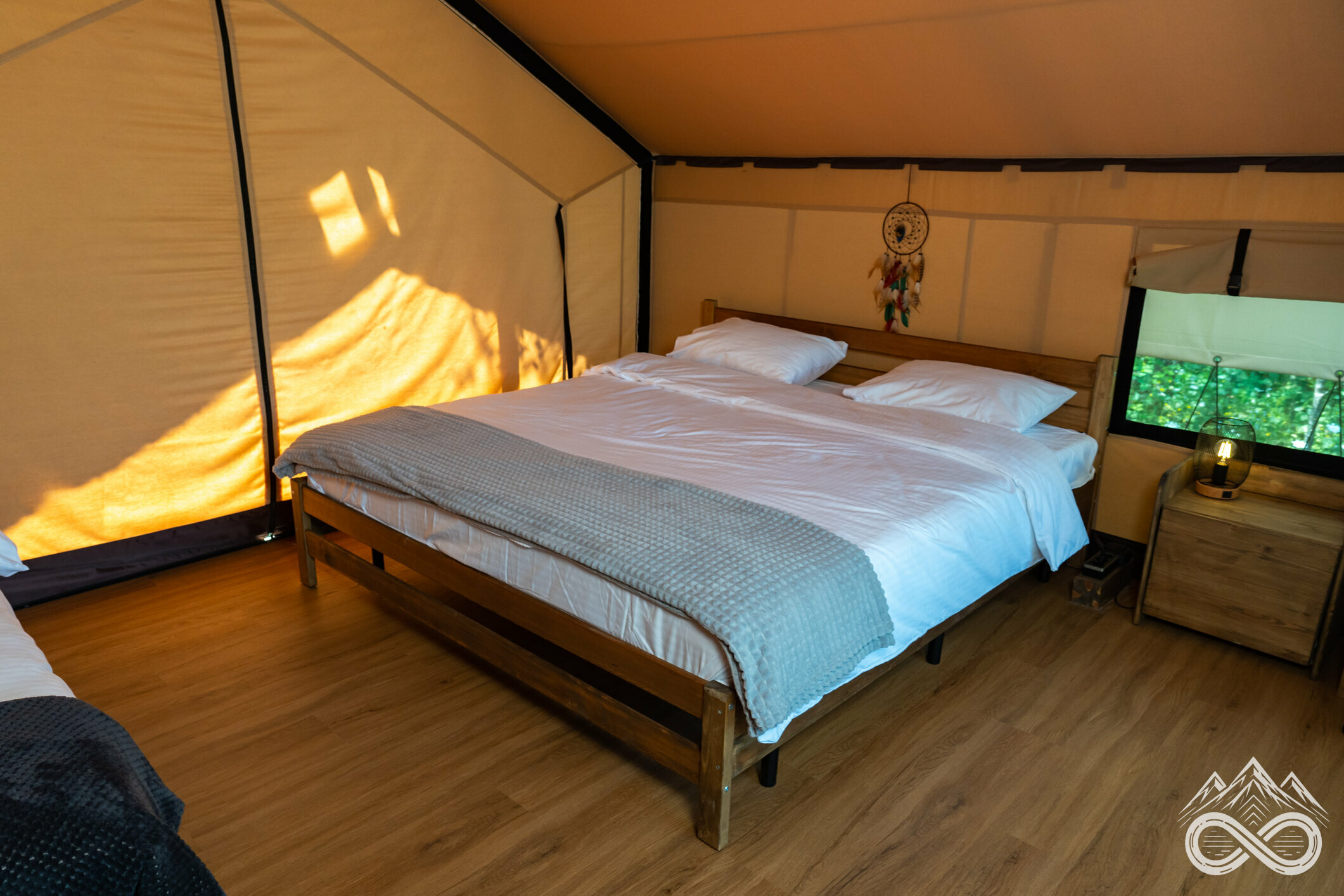 Трехместный номер с видом на горы