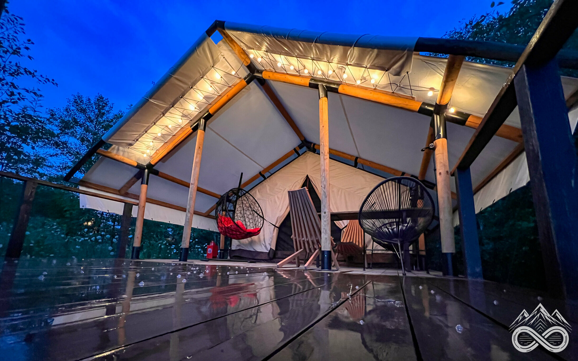 Трехместный номер с видом на горы