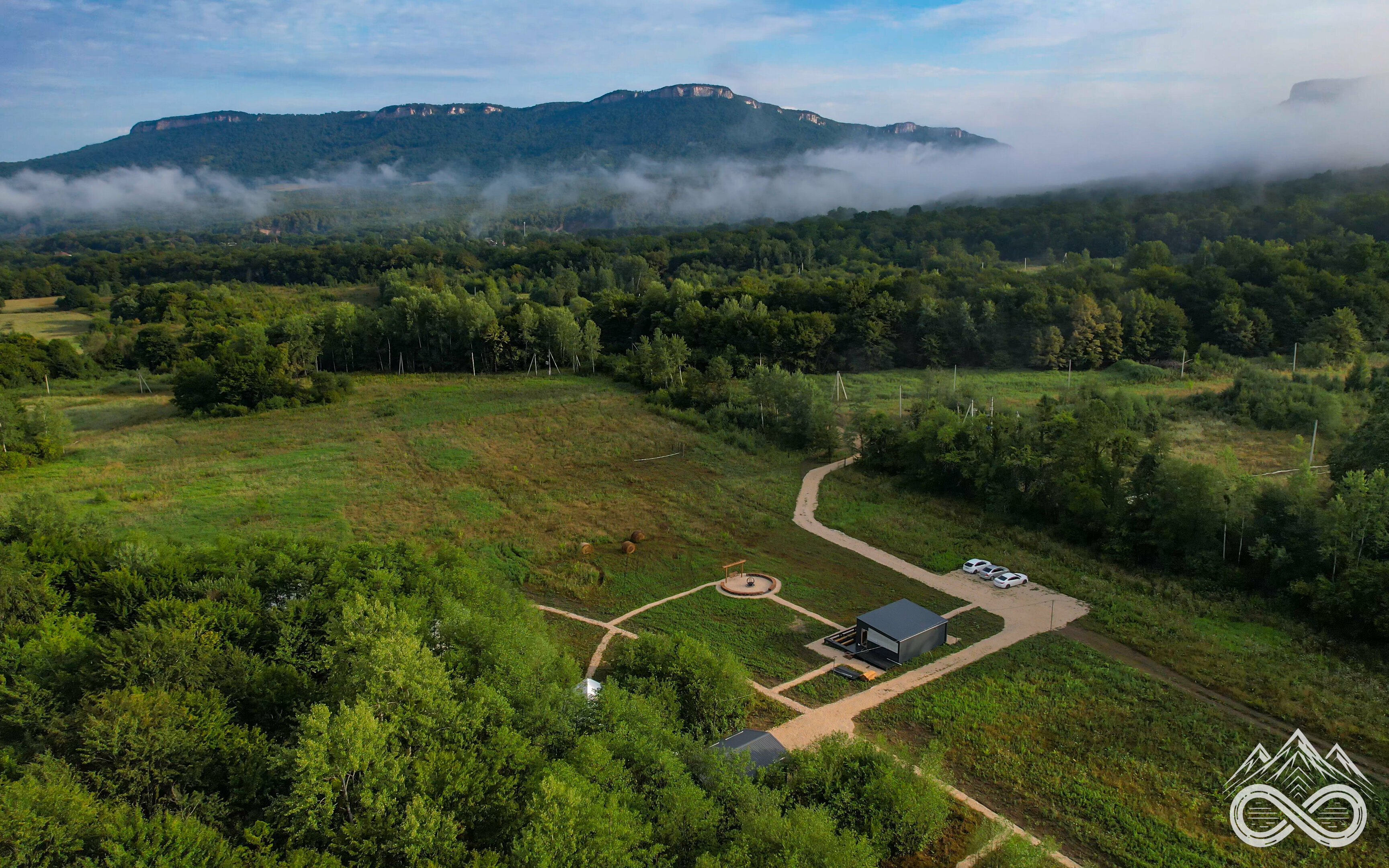 Трехместный номер с видом на горы