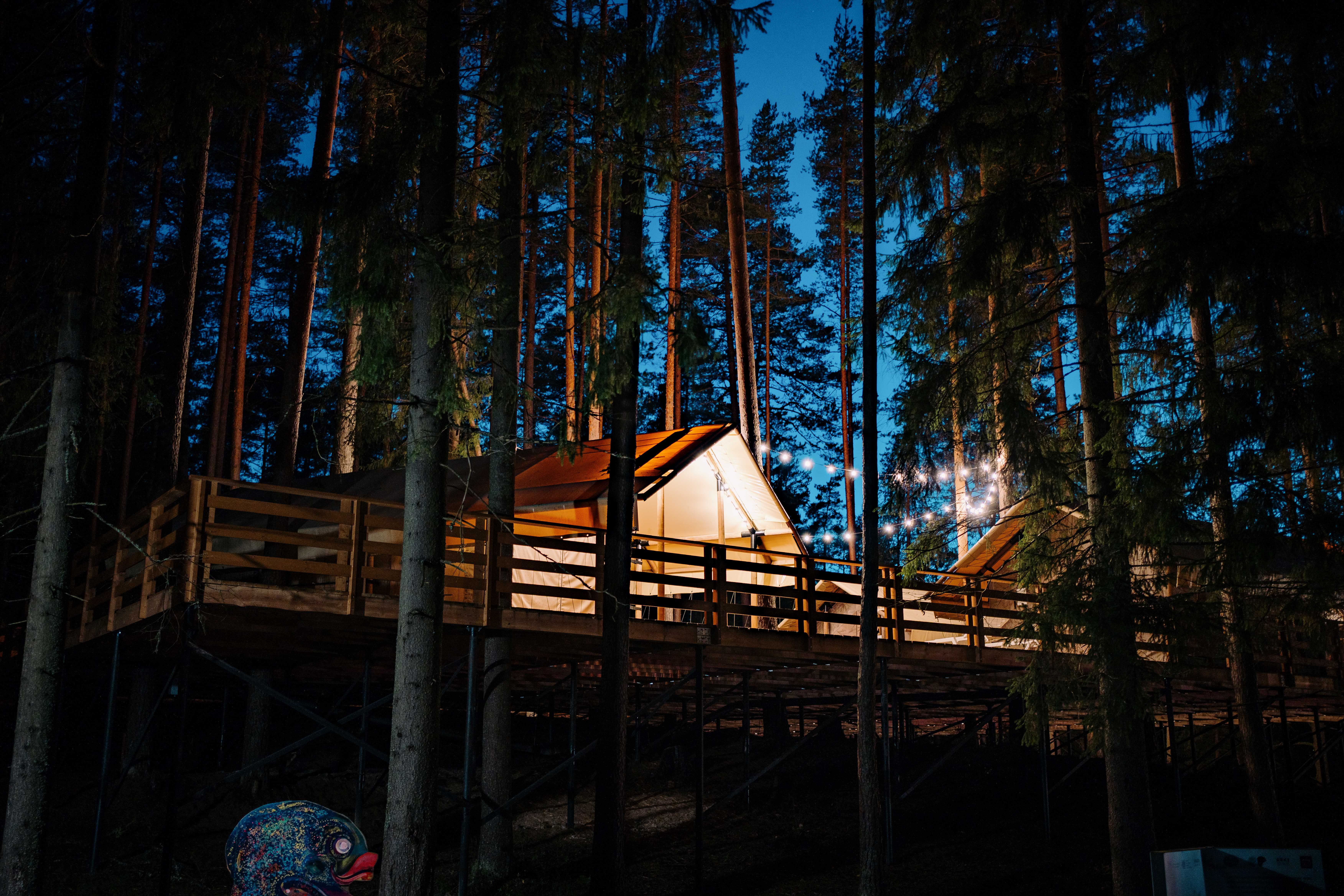 Лодж на холме с видом на озеро