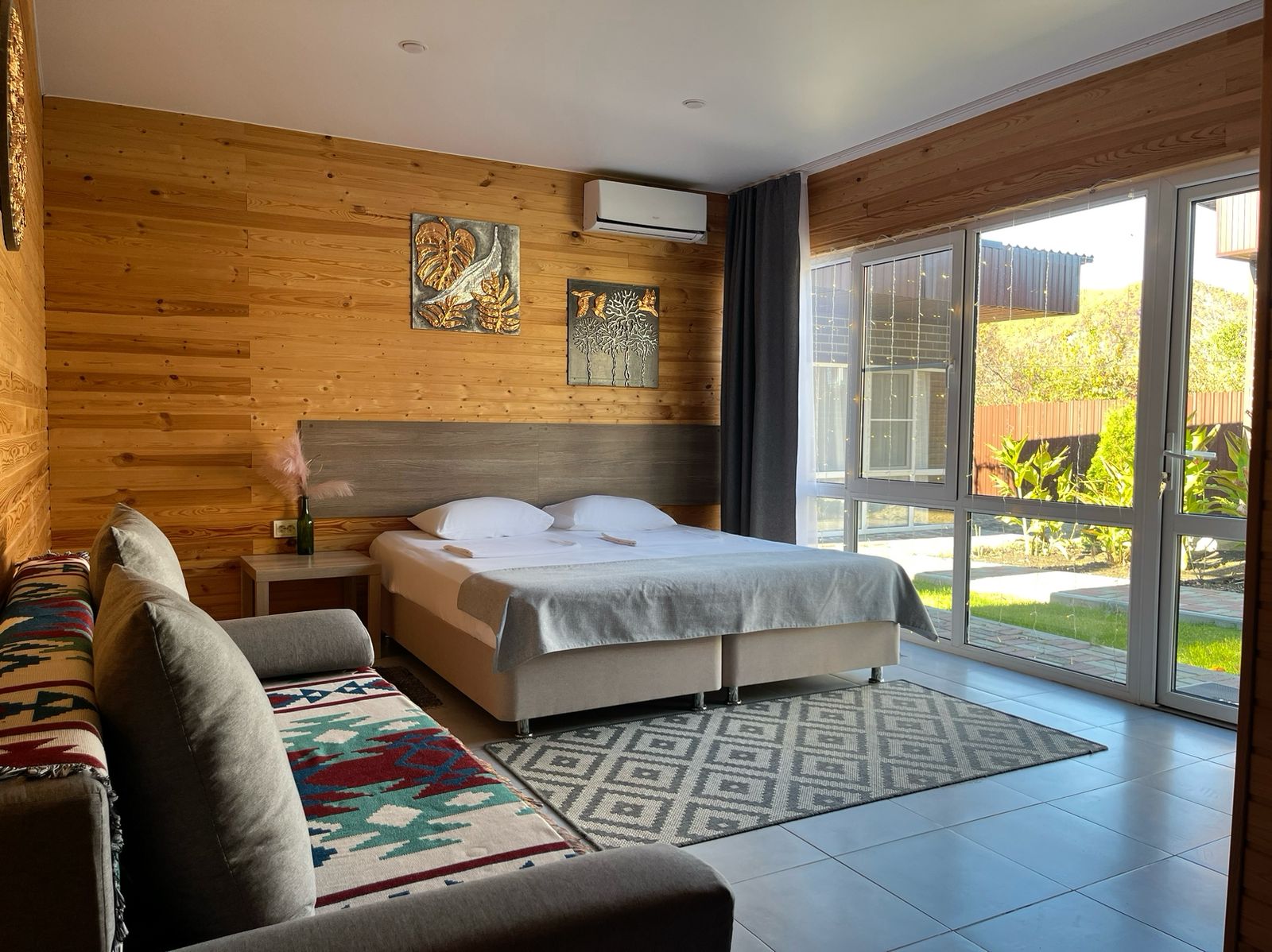 Номер-студия с кроватью размера "king-size" и диван-кроватью