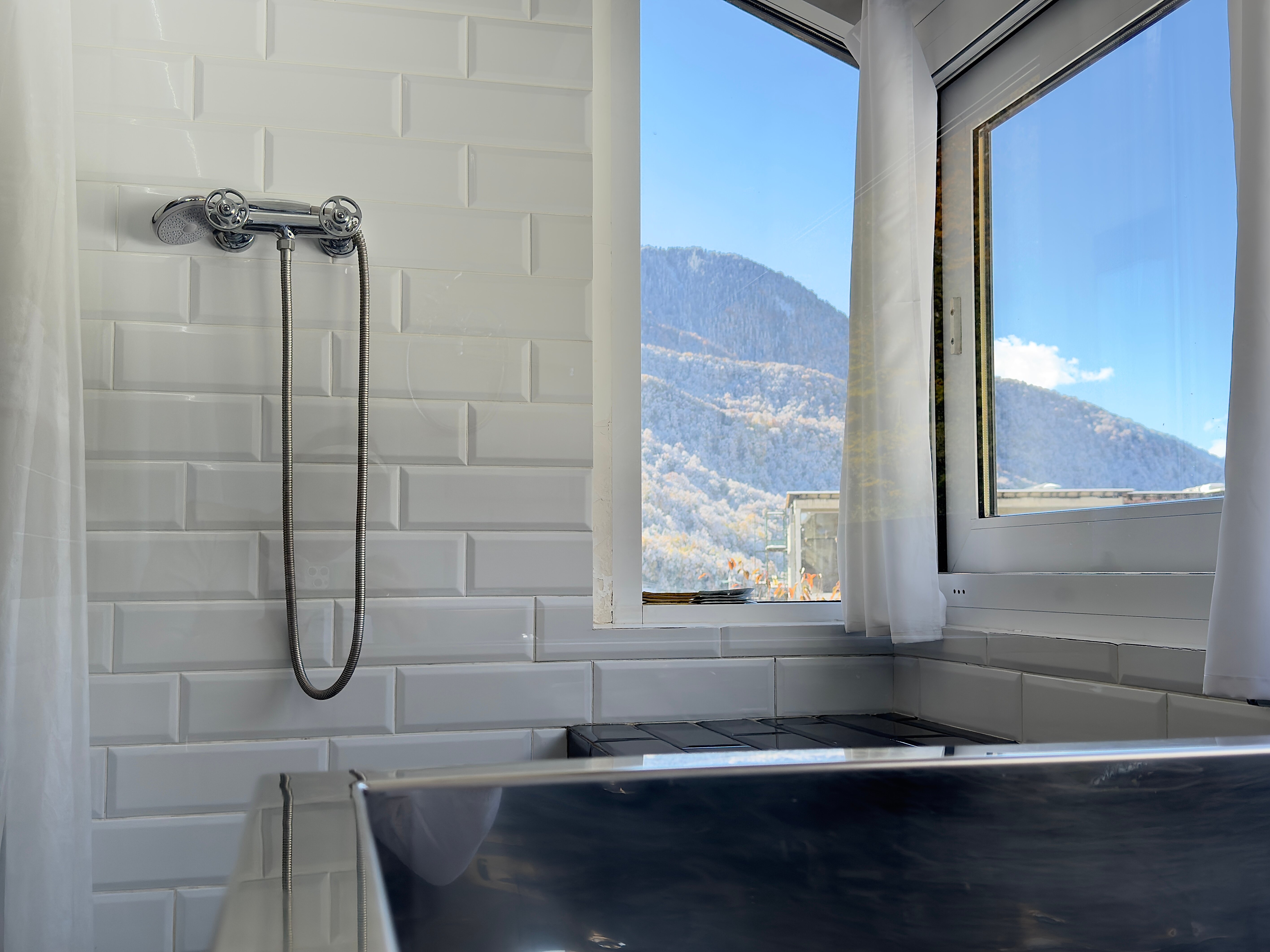 Трехместный номер с видом на горы