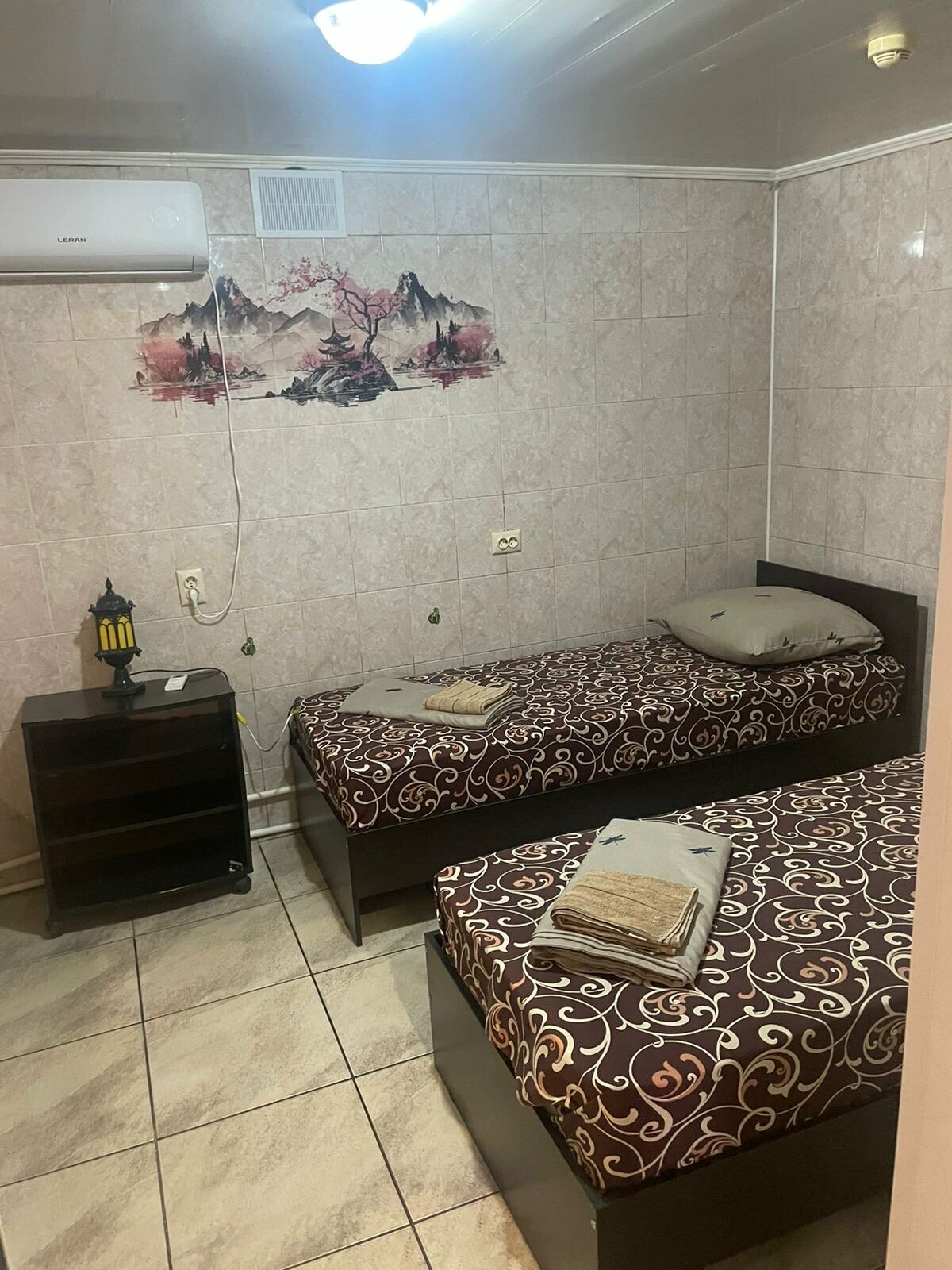 Четырехместный номер эконом-класса с общей ванной комнатой