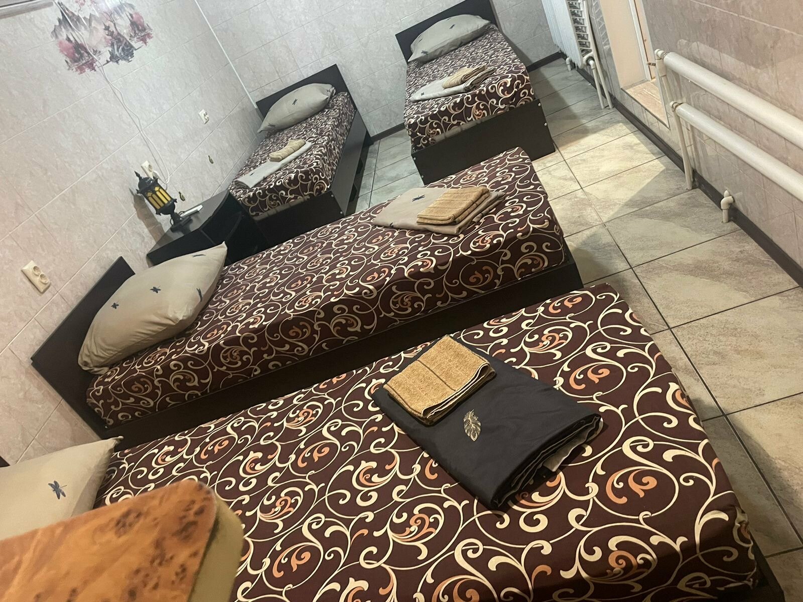 Четырехместный номер эконом-класса с общей ванной комнатой