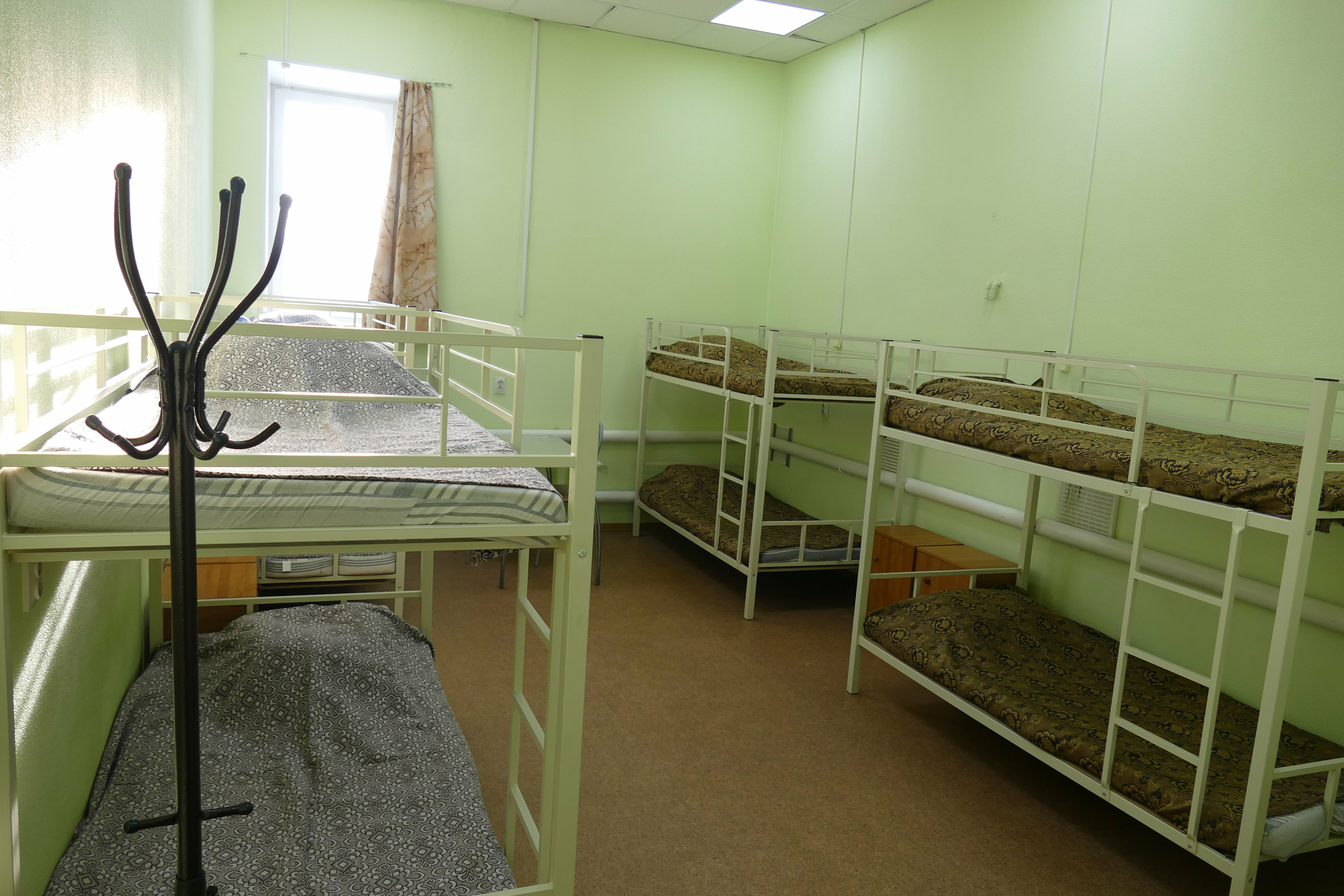 Спальное место на двухъярусной кровати в общем номере для мужчин и женщин