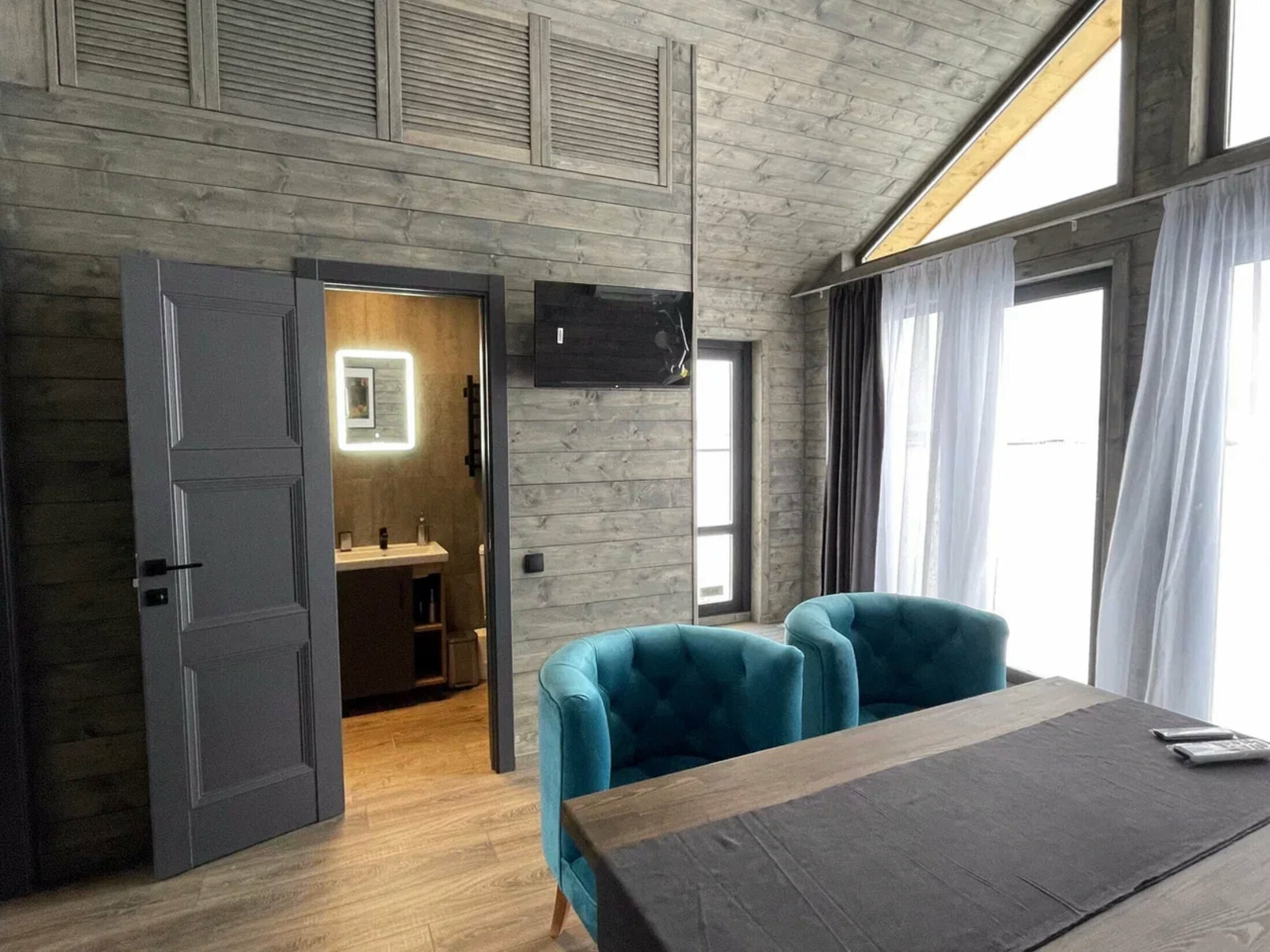 Дом с видом на озеро