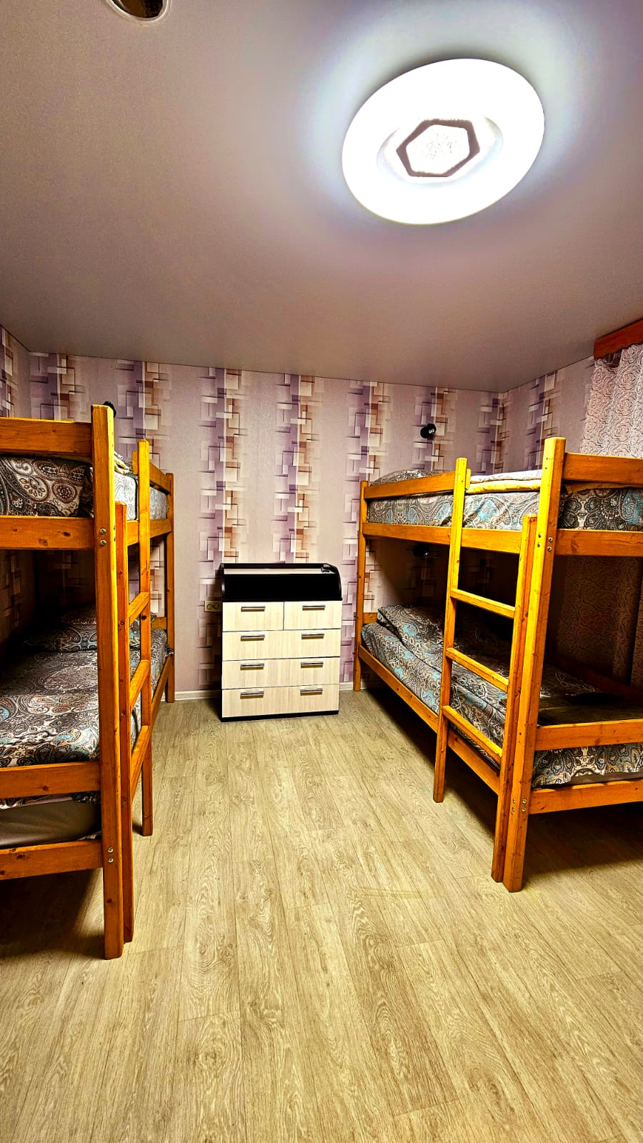 Четырехместный номер эконом-класса с общей ванной комнатой