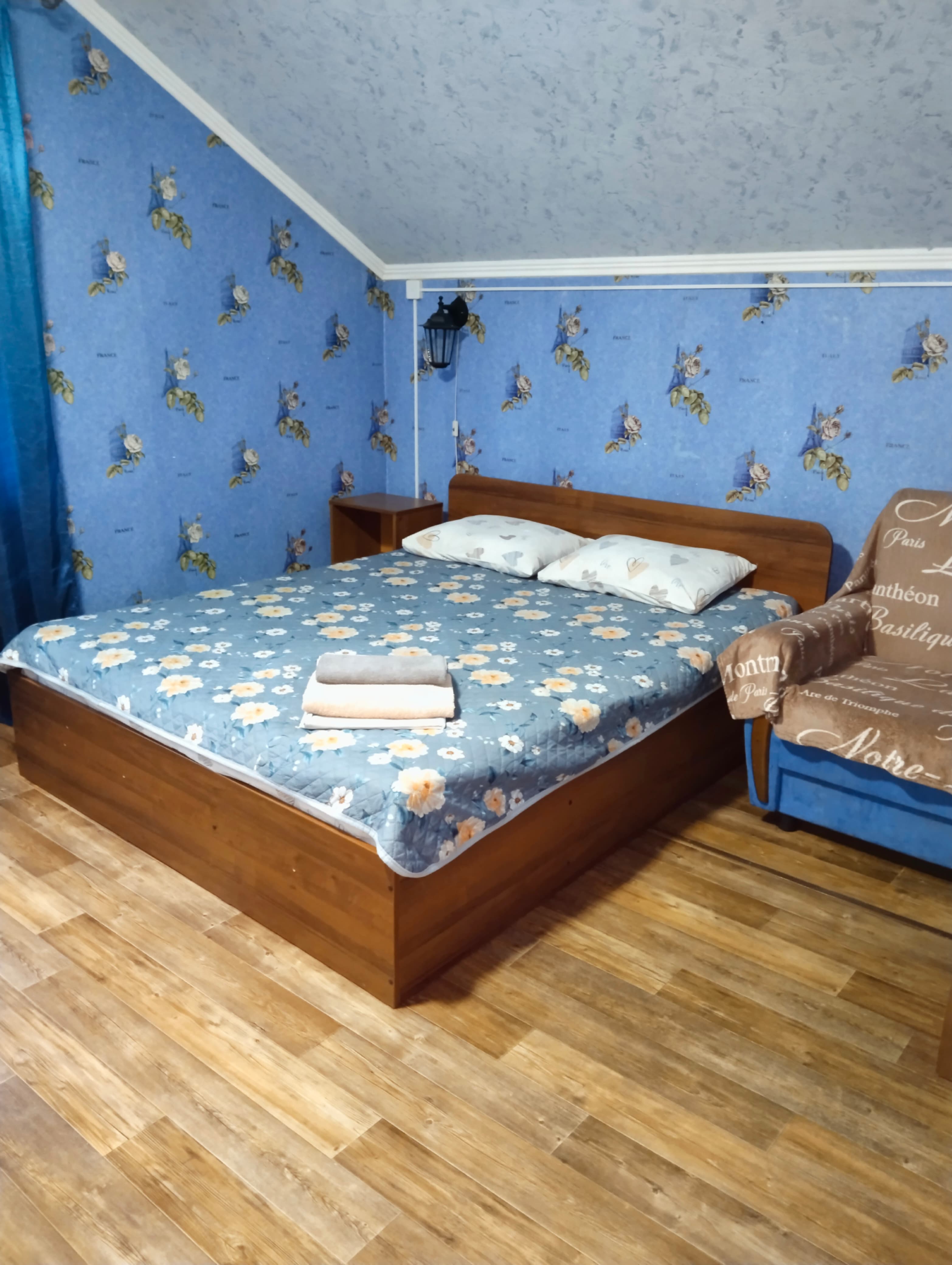 Двухместный номер с двуспальной кроватью и дополнительной кроватью