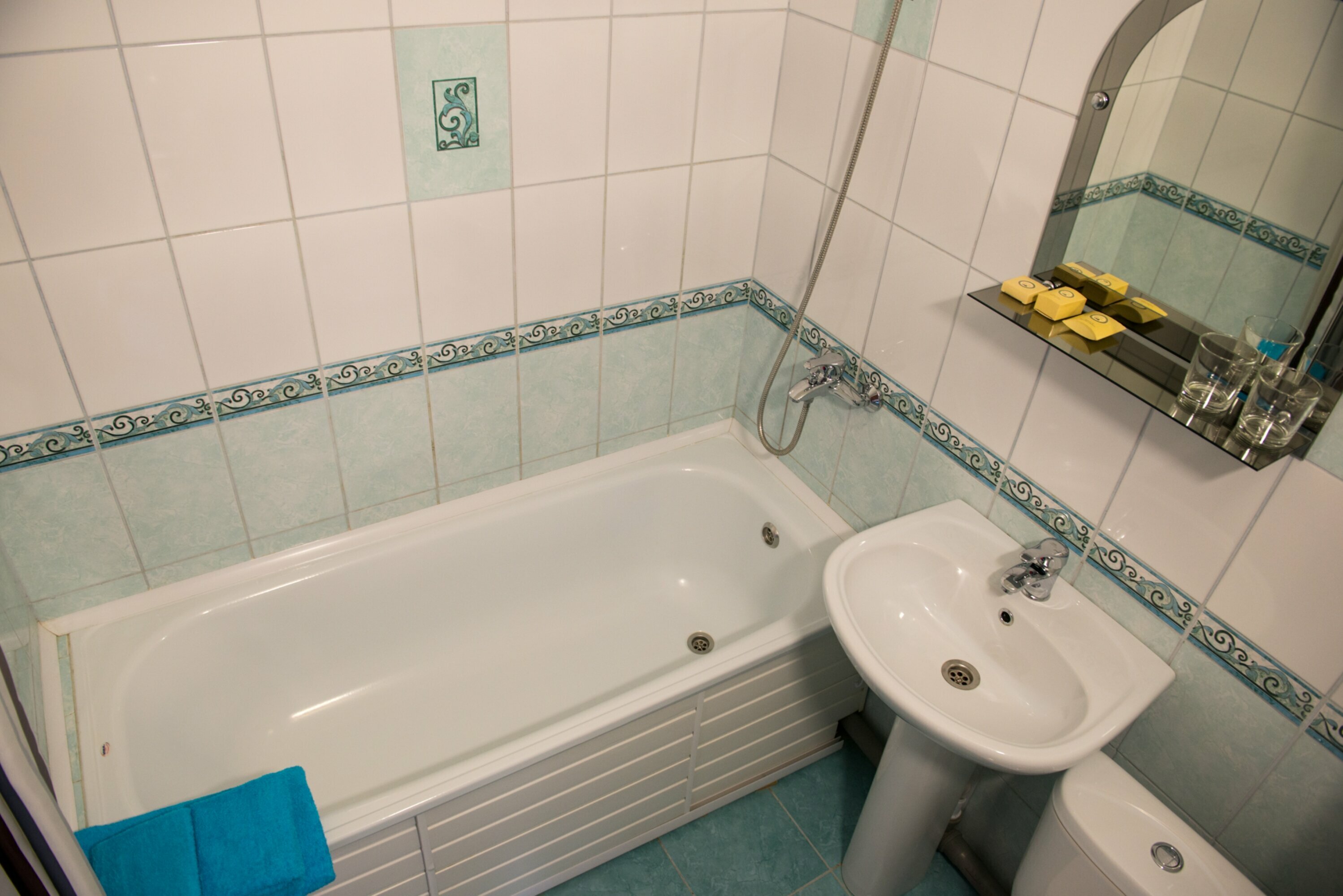 Стандартный номер с 2 односпальными кроватями и диваном