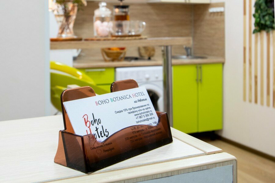 Трехместный номер с двуспальной кроватью, креслом и общей ванной на 2 номера