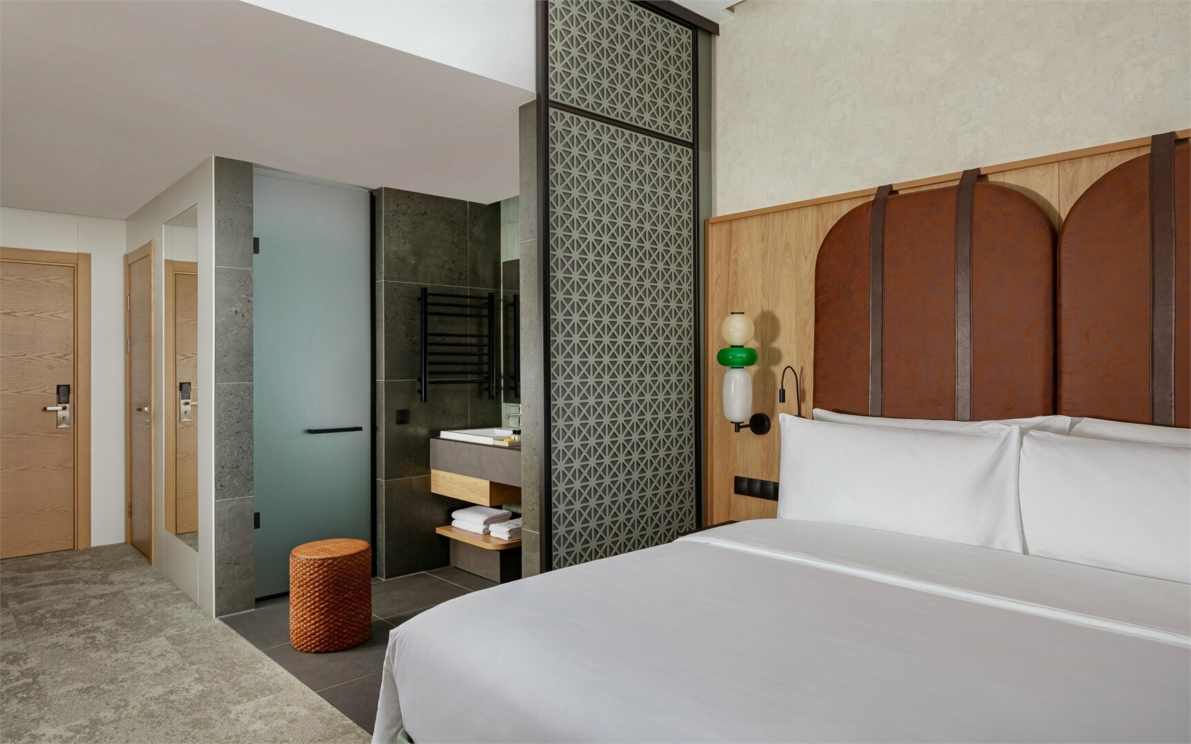 Делюкс с видом на бассейн с двуспальной кроватью