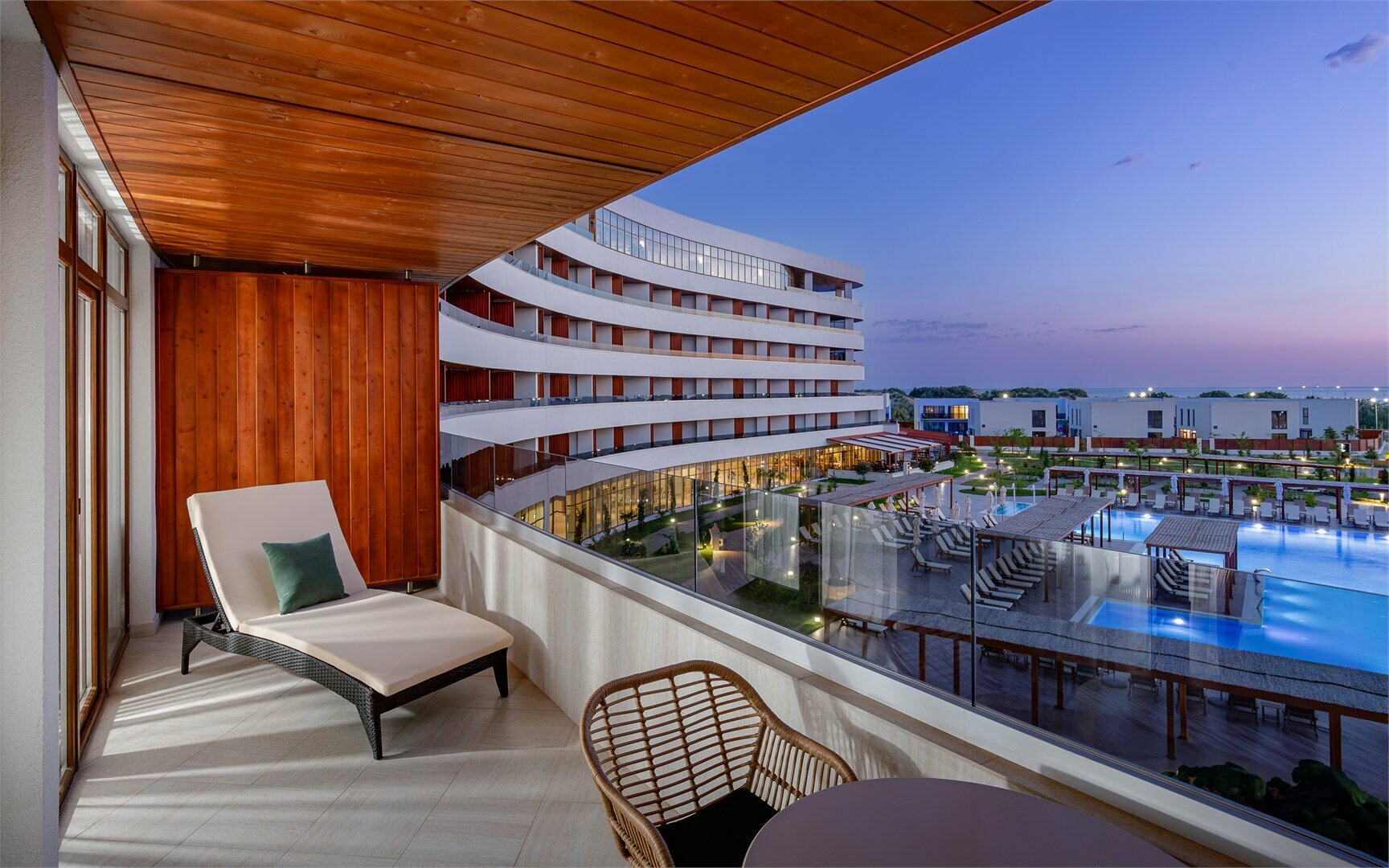 Люкс двухкомнатный с видом на бассейн