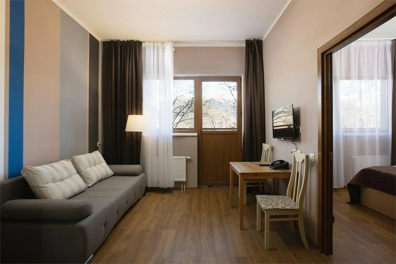 ДВУХКОМНАТНЫЙ СЕМЕЙНЫЙ НОМЕР НА КЛУБНОМ ЭТАЖЕ С БАЛКОНОМ И ВИДОМ НА ГОРЫ