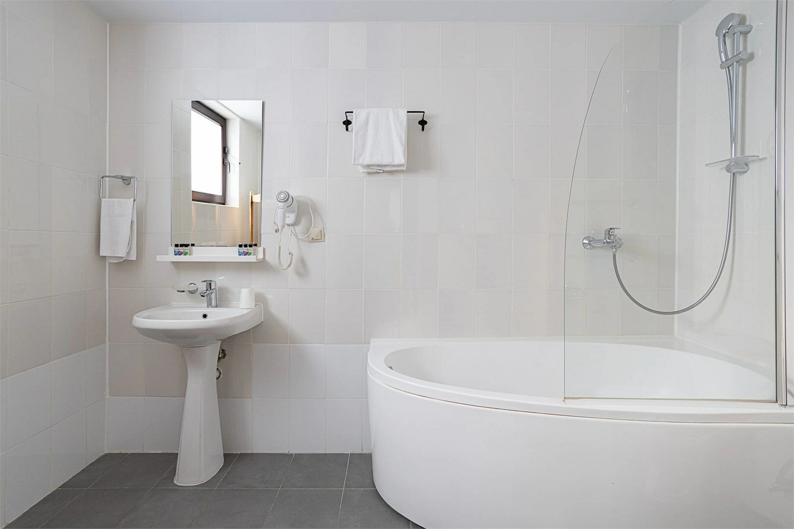 ДВУХКОМНАТНЫЙ СЕМЕЙНЫЙ НОМЕР НА КЛУБНОМ ЭТАЖЕ С БАЛКОНОМ И ВИДОМ НА ГОРЫ