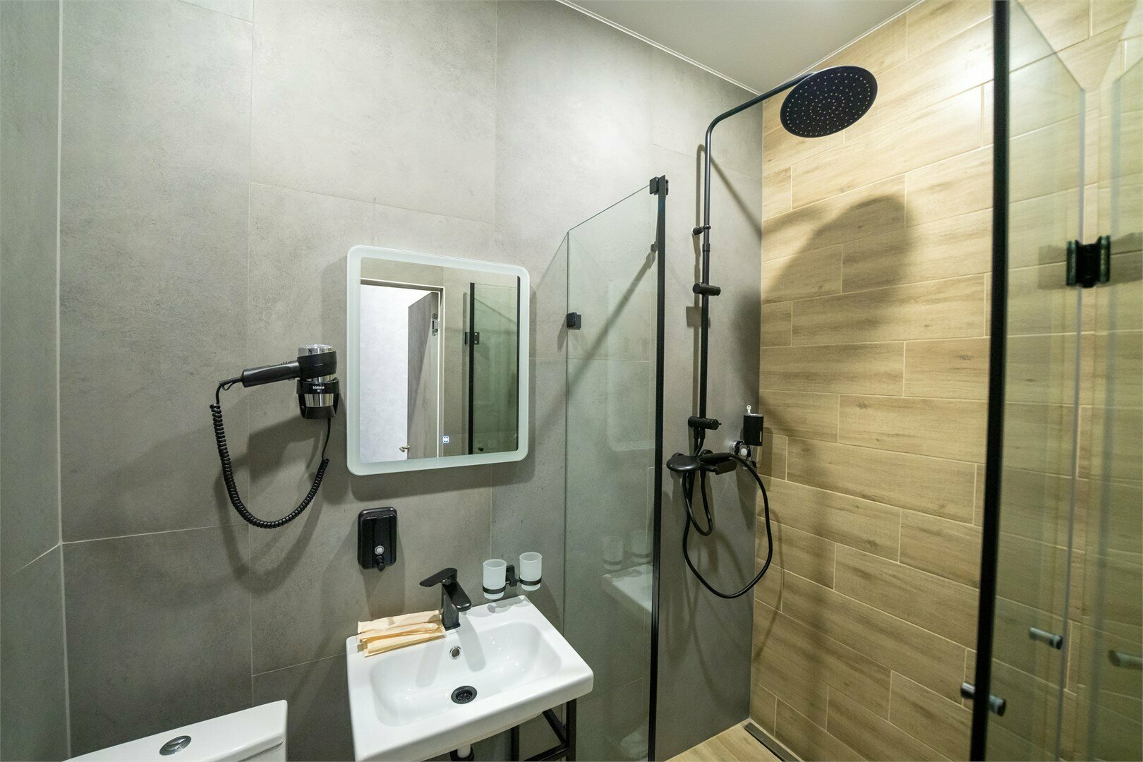 Односпальная кровать в общем номере для женщин